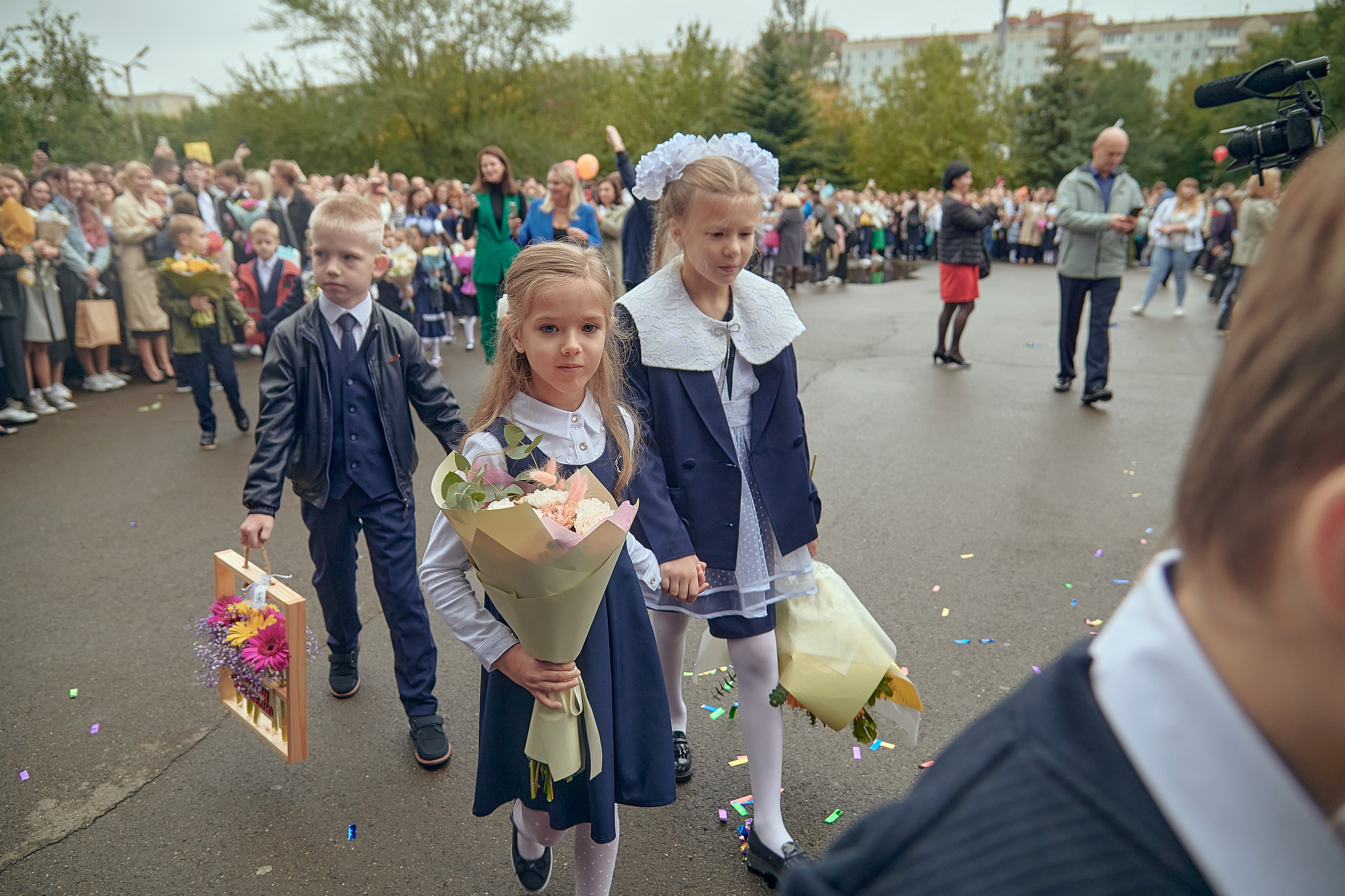 Портфолио репортажной фотосъёмки: 1 сентября в школе № 149. Фотограф Яковлев Роман — Красноярск