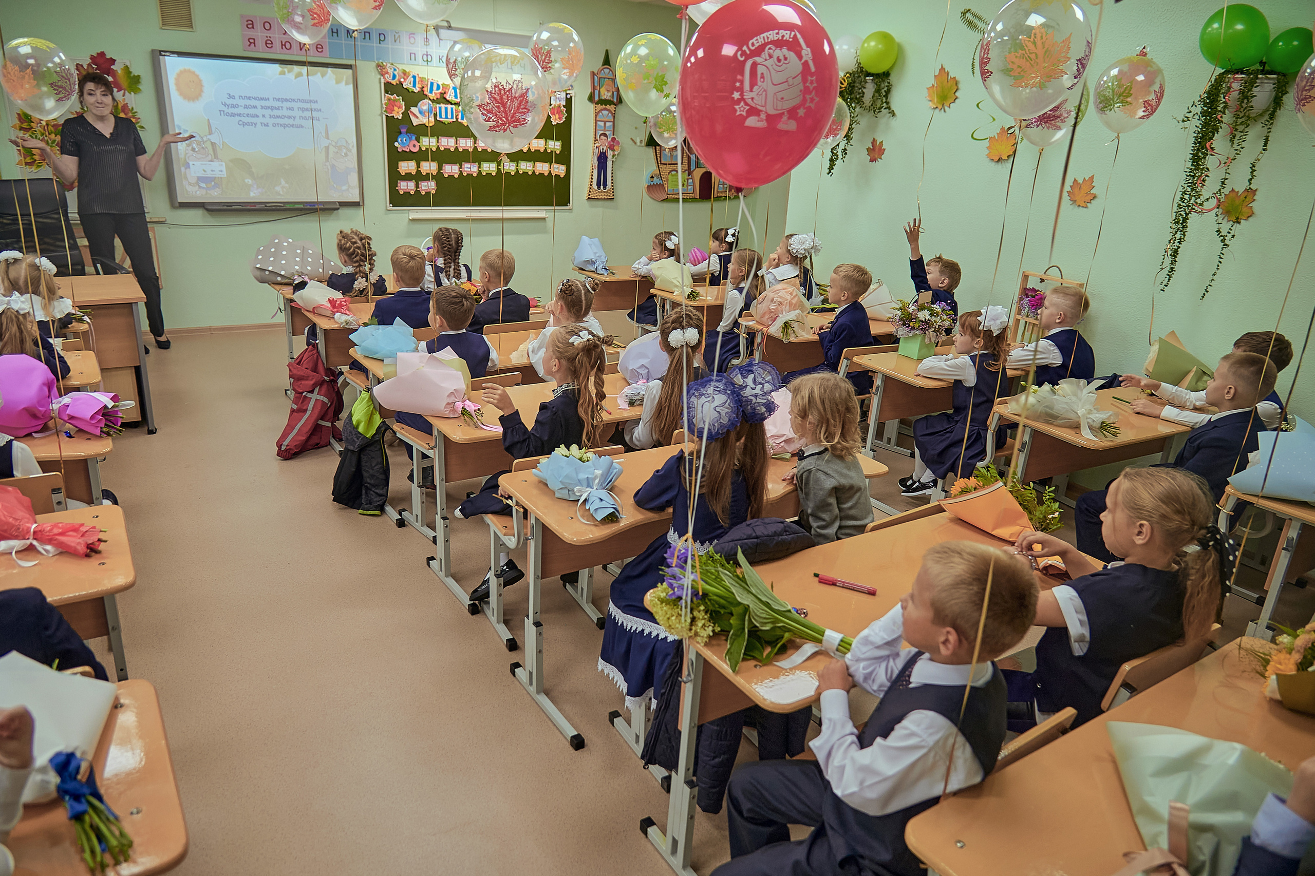 Портфолио репортажной фотосъёмки: 1 сентября в школе № 149. Фотограф Яковлев Роман — Красноярск