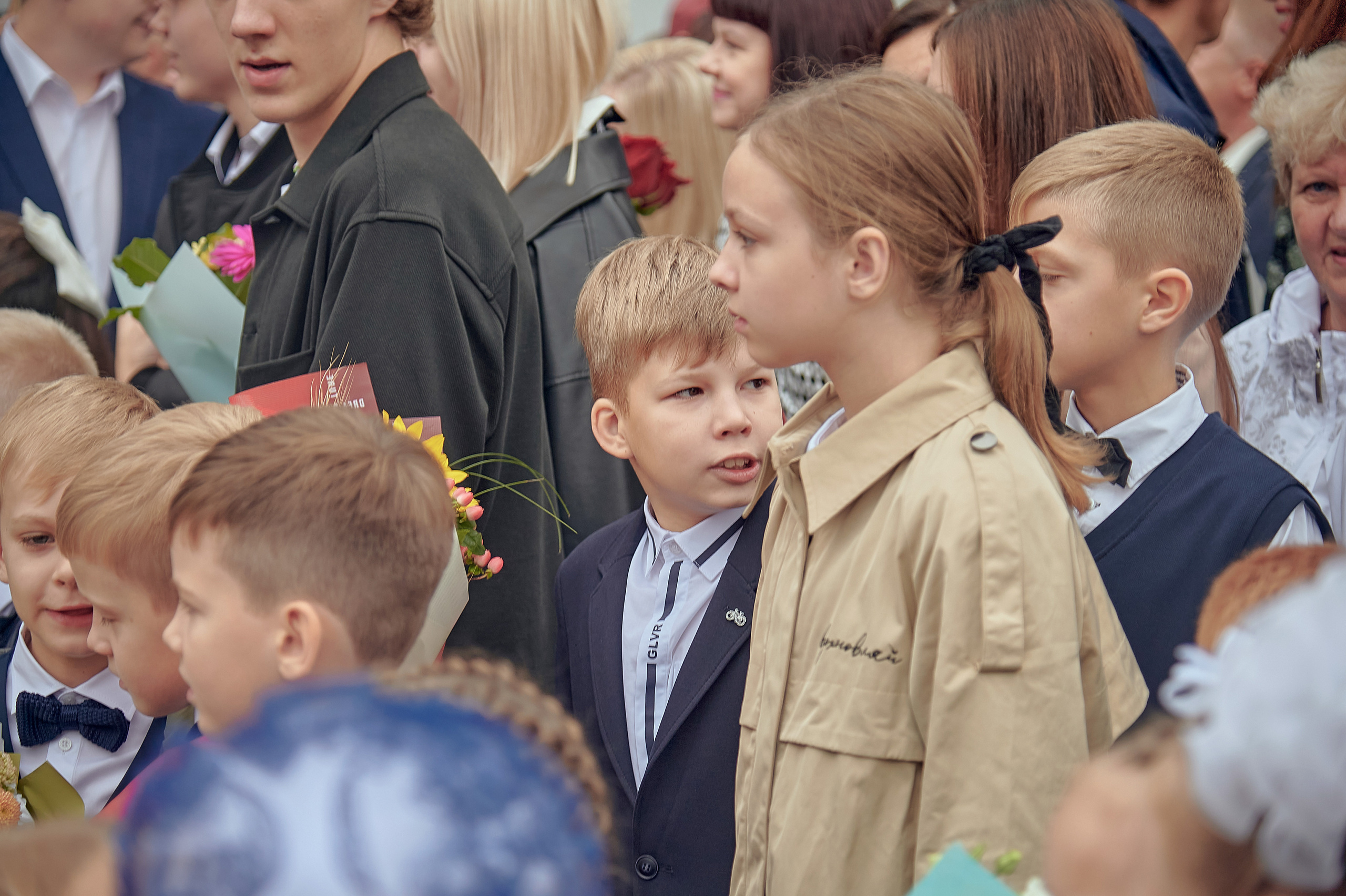 Портфолио репортажной фотосъёмки: 1 сентября в школе № 149. Фотограф Яковлев Роман — Красноярск