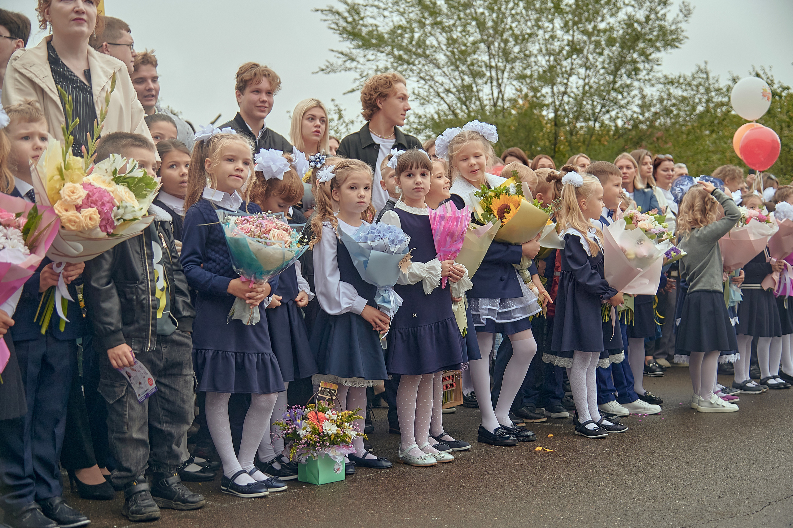 Портфолио репортажной фотосъёмки: 1 сентября в школе № 149. Фотограф Яковлев Роман — Красноярск