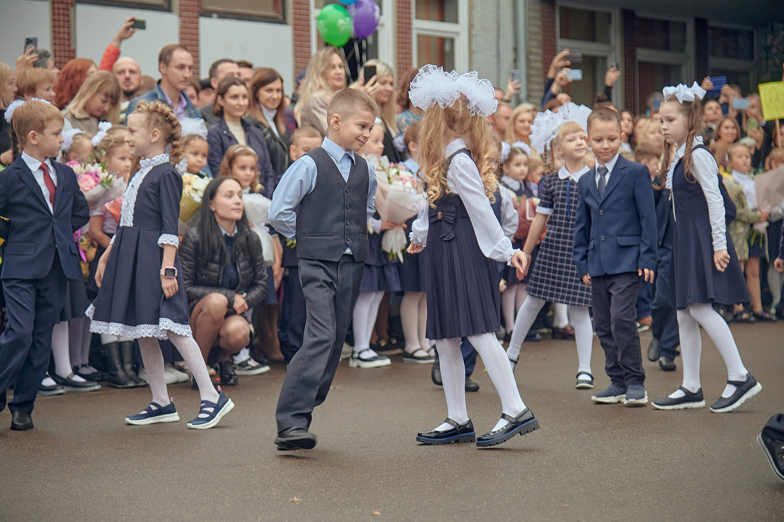 Портфолио репортажной фотосъёмки: 1 сентября в школе № 149. Фотограф Яковлев Роман — Красноярск