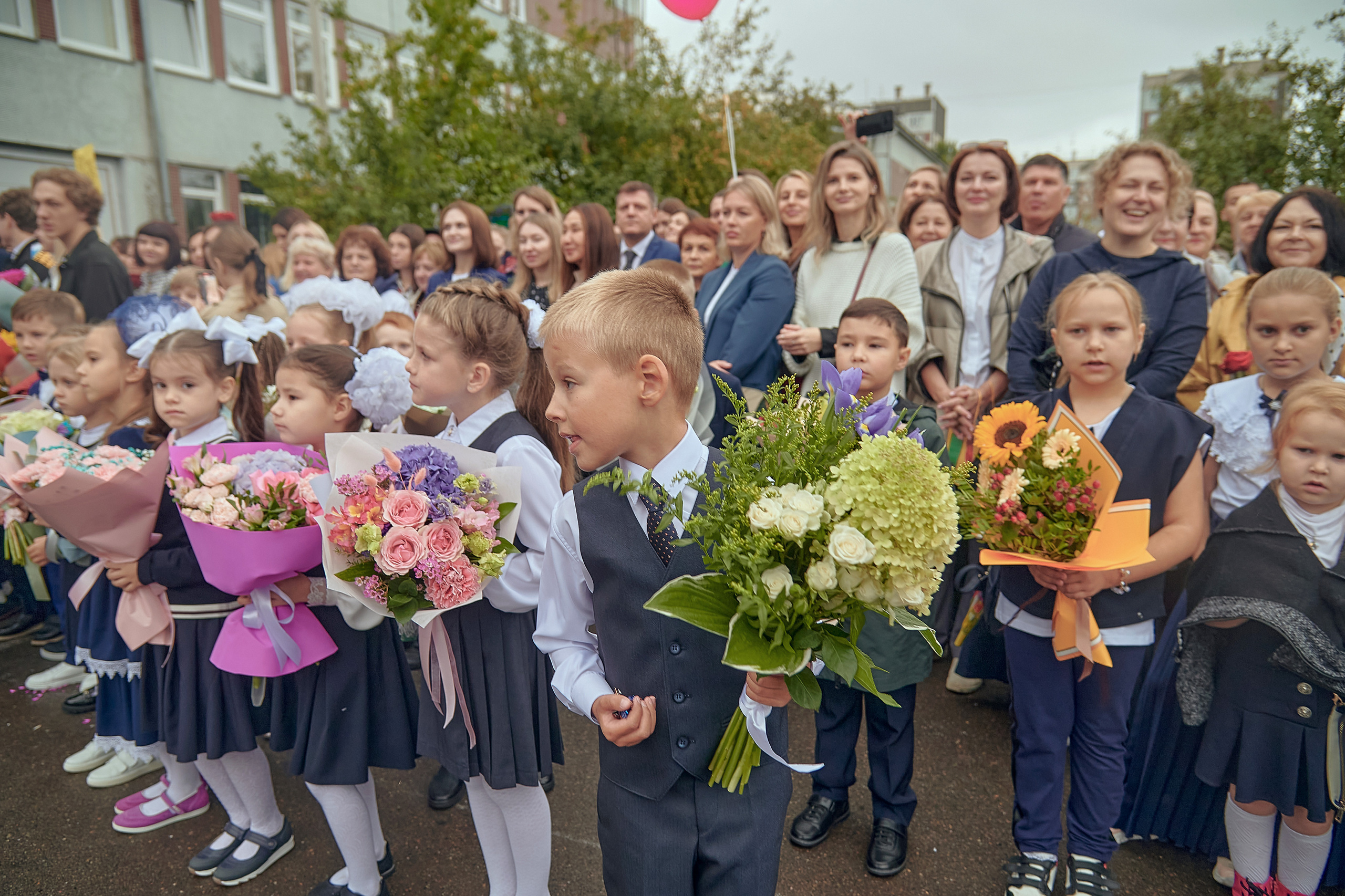 Портфолио репортажной фотосъёмки: 1 сентября в школе № 149. Фотограф Яковлев Роман — Красноярск
