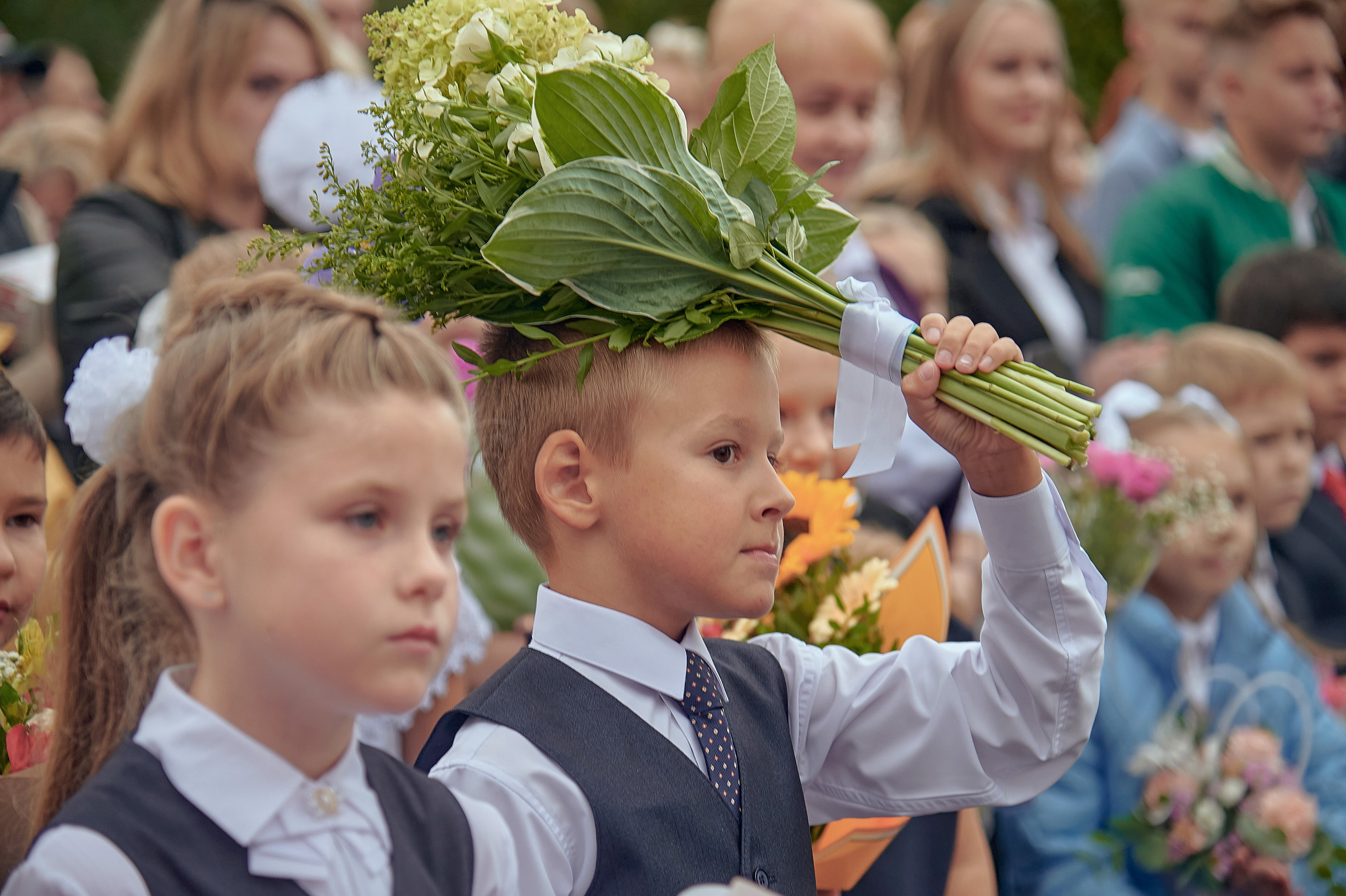 Портфолио репортажной фотосъёмки: 1 сентября в школе № 149. Фотограф Яковлев Роман — Красноярск