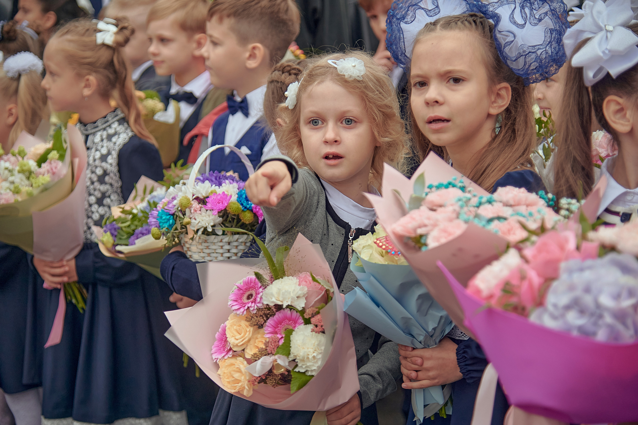 Портфолио репортажной фотосъёмки: 1 сентября в школе № 149. Фотограф Яковлев Роман — Красноярск
