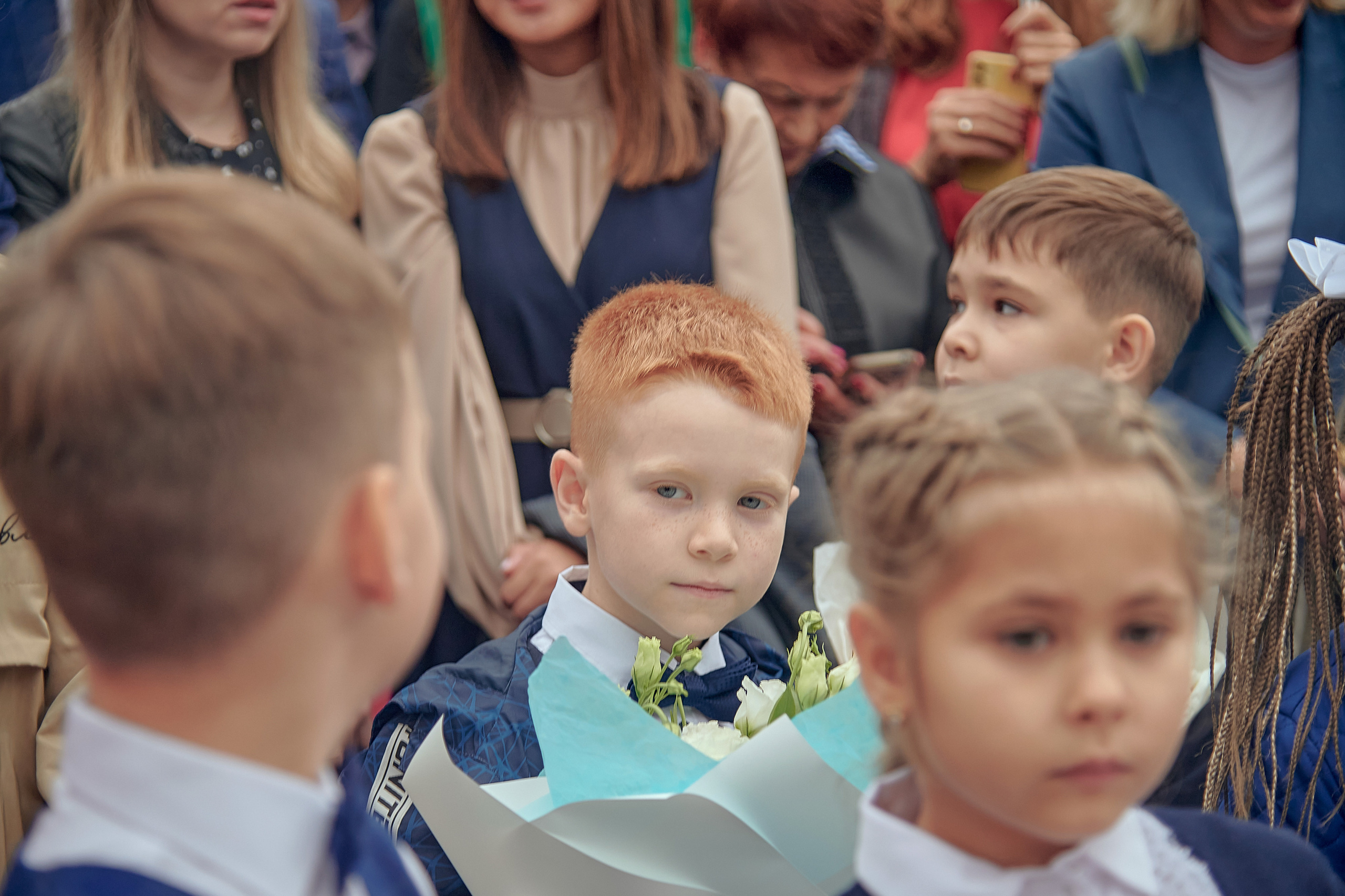 Портфолио репортажной фотосъёмки: 1 сентября в школе № 149. Фотограф Яковлев Роман — Красноярск