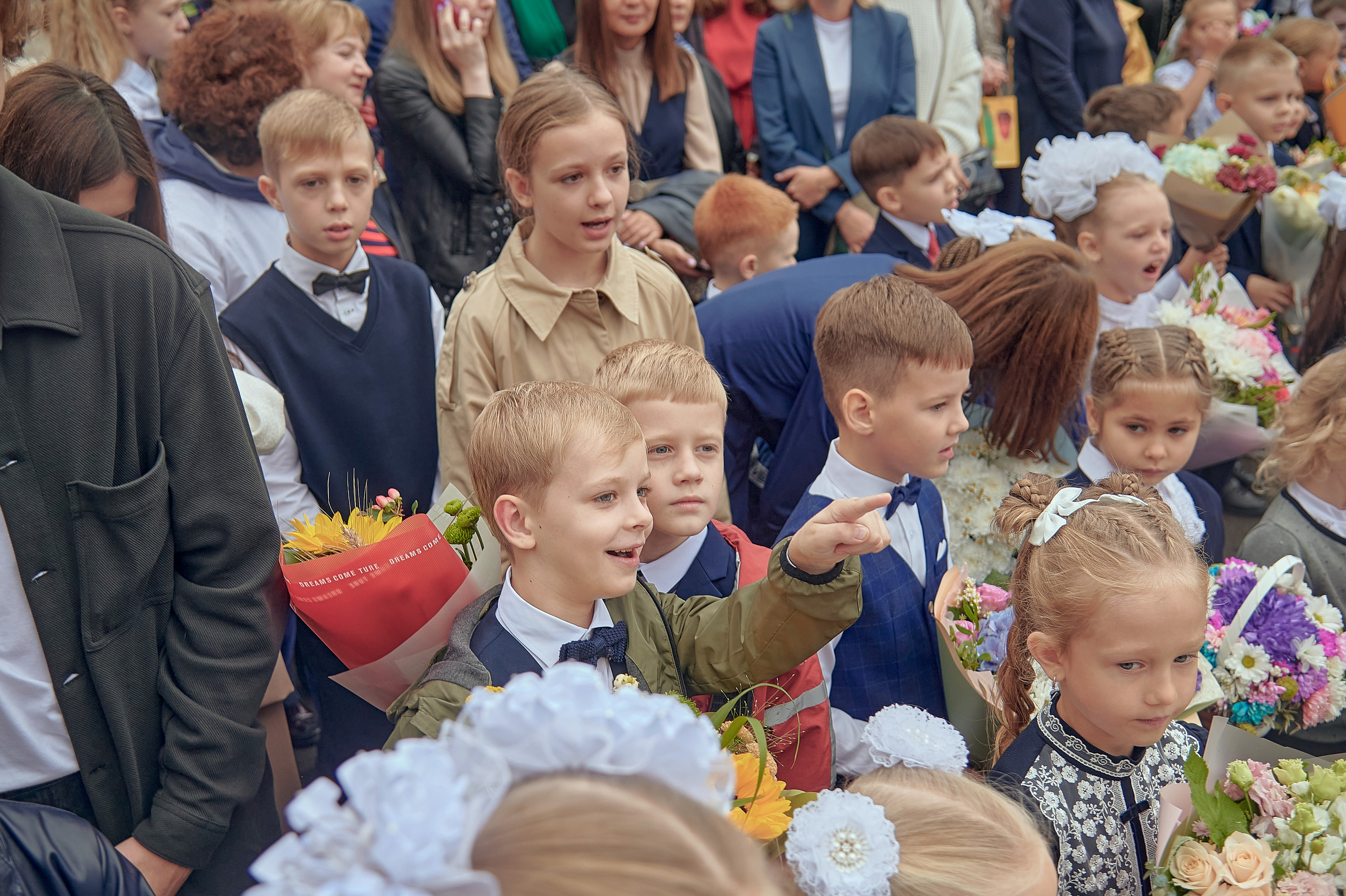 Портфолио репортажной фотосъёмки: 1 сентября в школе № 149. Фотограф Яковлев Роман — Красноярск