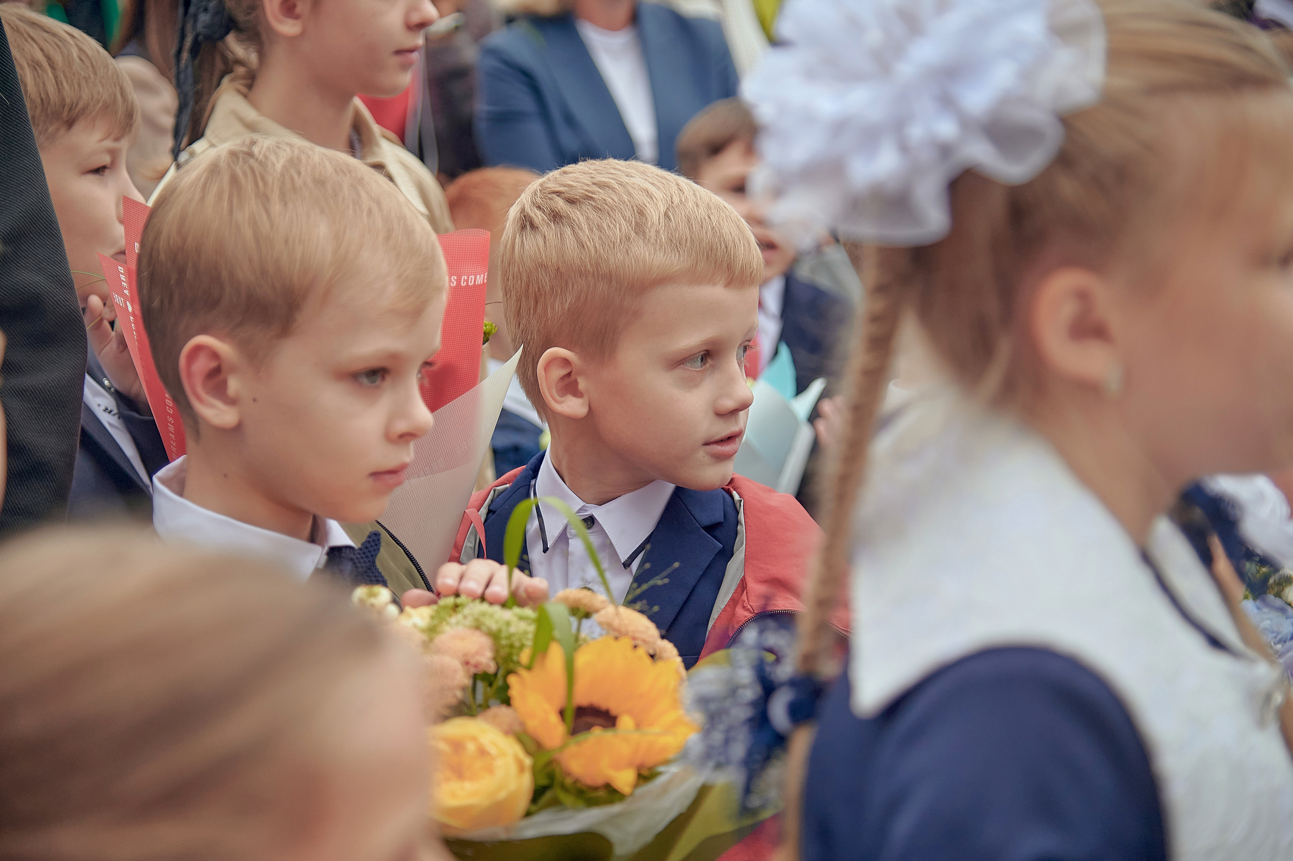 Портфолио репортажной фотосъёмки: 1 сентября в школе № 149. Фотограф Яковлев Роман — Красноярск