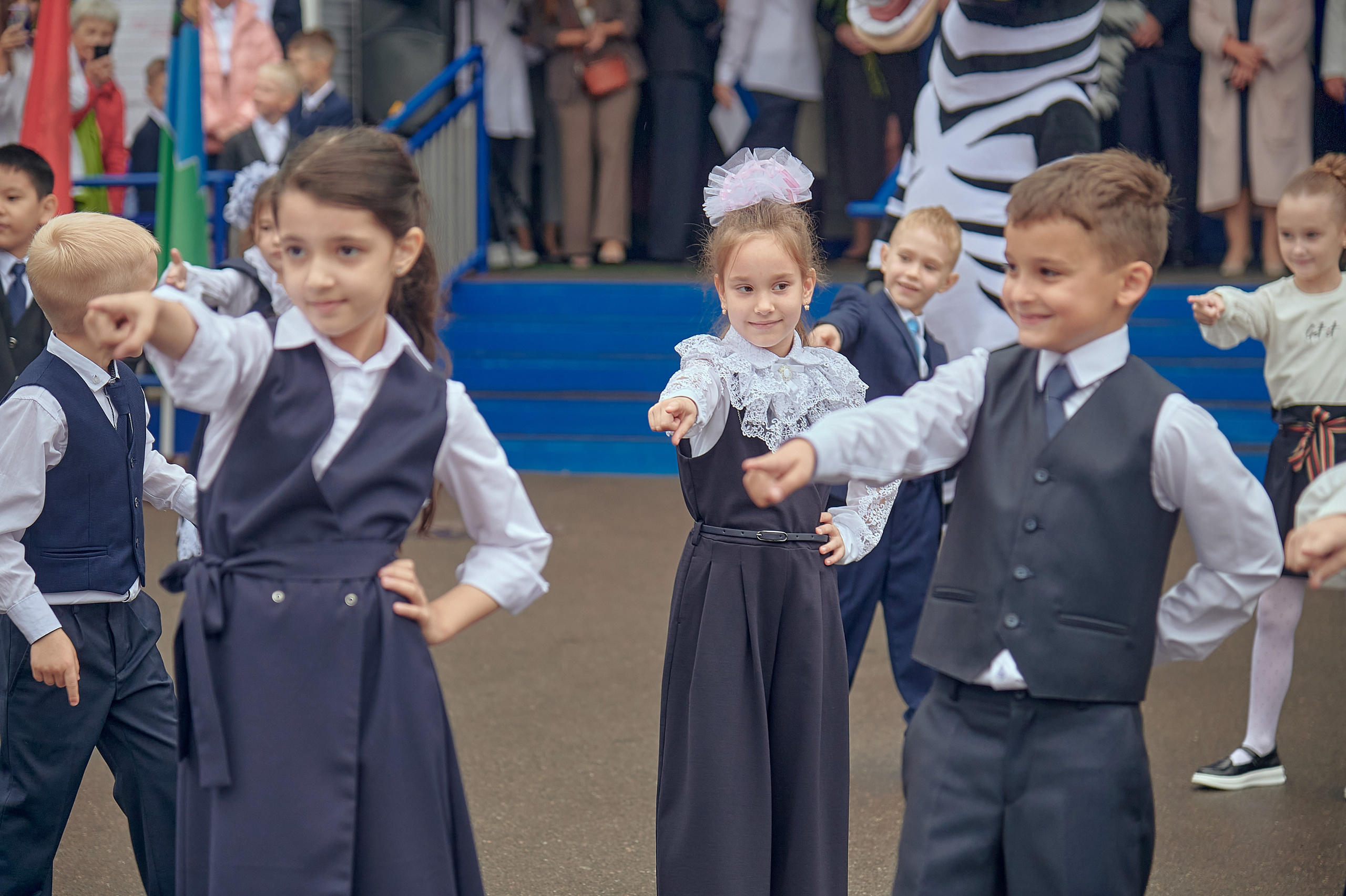 Портфолио репортажной фотосъёмки: 1 сентября в школе № 149. Фотограф Яковлев Роман — Красноярск