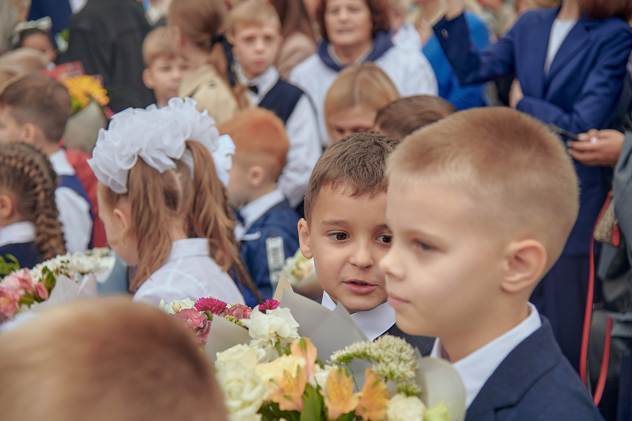 Портфолио репортажной фотосъёмки: 1 сентября в школе № 149. Фотограф Яковлев Роман — Красноярск