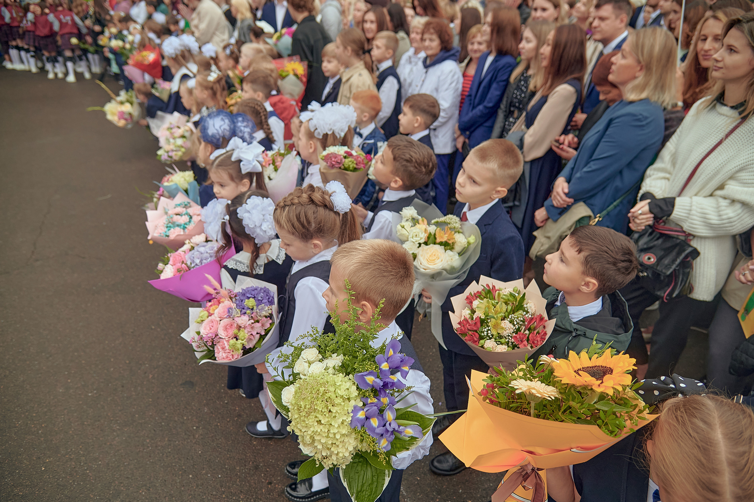 Портфолио репортажной фотосъёмки: 1 сентября в школе № 149. Фотограф Яковлев Роман — Красноярск