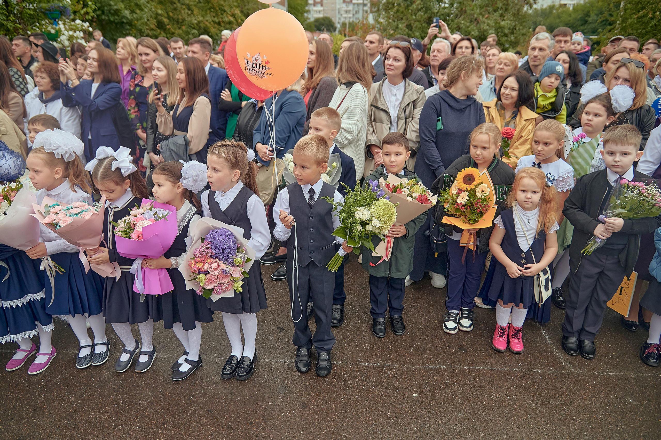 Портфолио репортажной фотосъёмки: 1 сентября в школе № 149. Фотограф Яковлев Роман — Красноярск