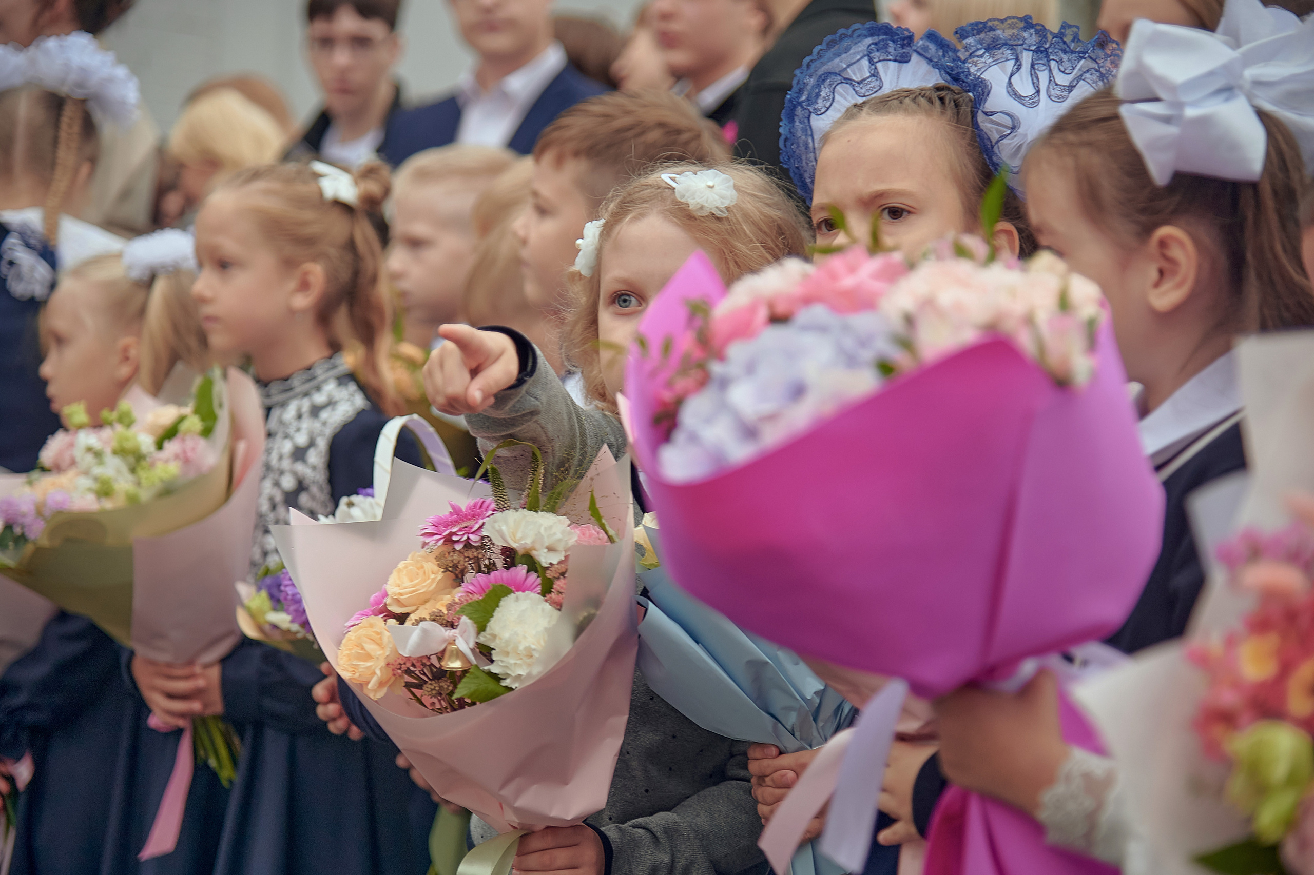 Портфолио репортажной фотосъёмки: 1 сентября в школе № 149. Фотограф Яковлев Роман — Красноярск