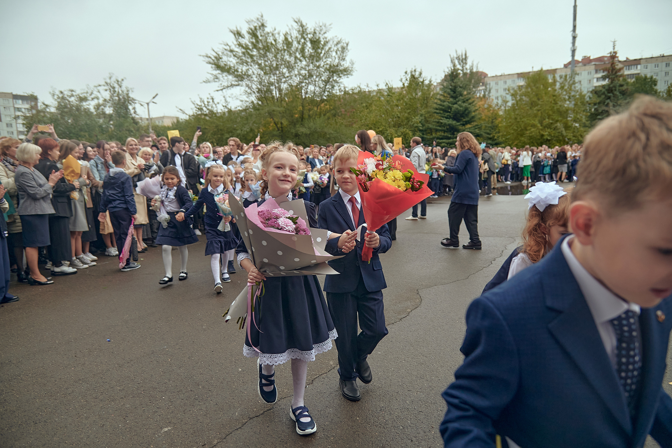 Портфолио репортажной фотосъёмки: 1 сентября в школе № 149. Фотограф Яковлев Роман — Красноярск