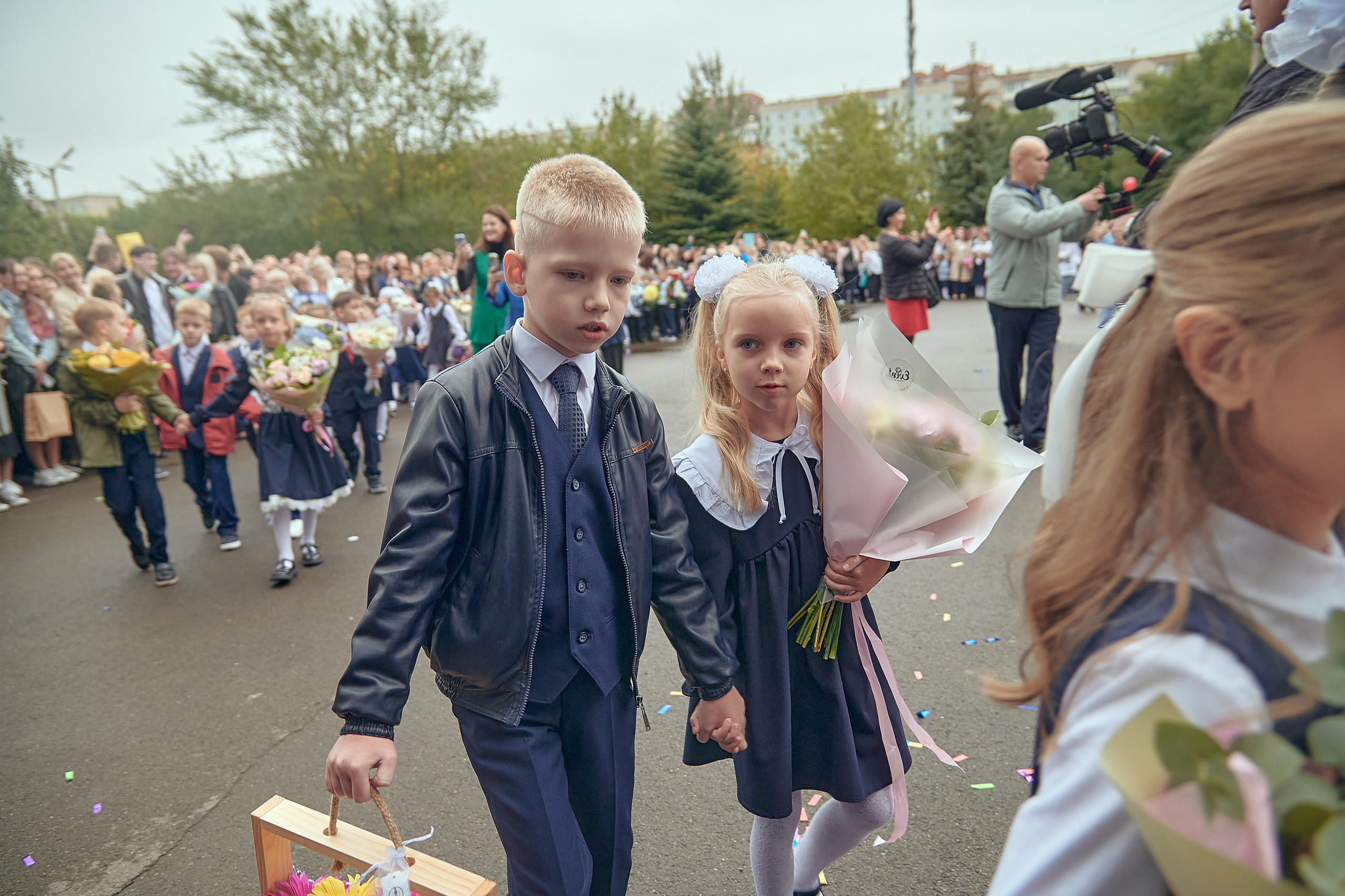 Портфолио репортажной фотосъёмки: 1 сентября в школе № 149. Фотограф Яковлев Роман — Красноярск