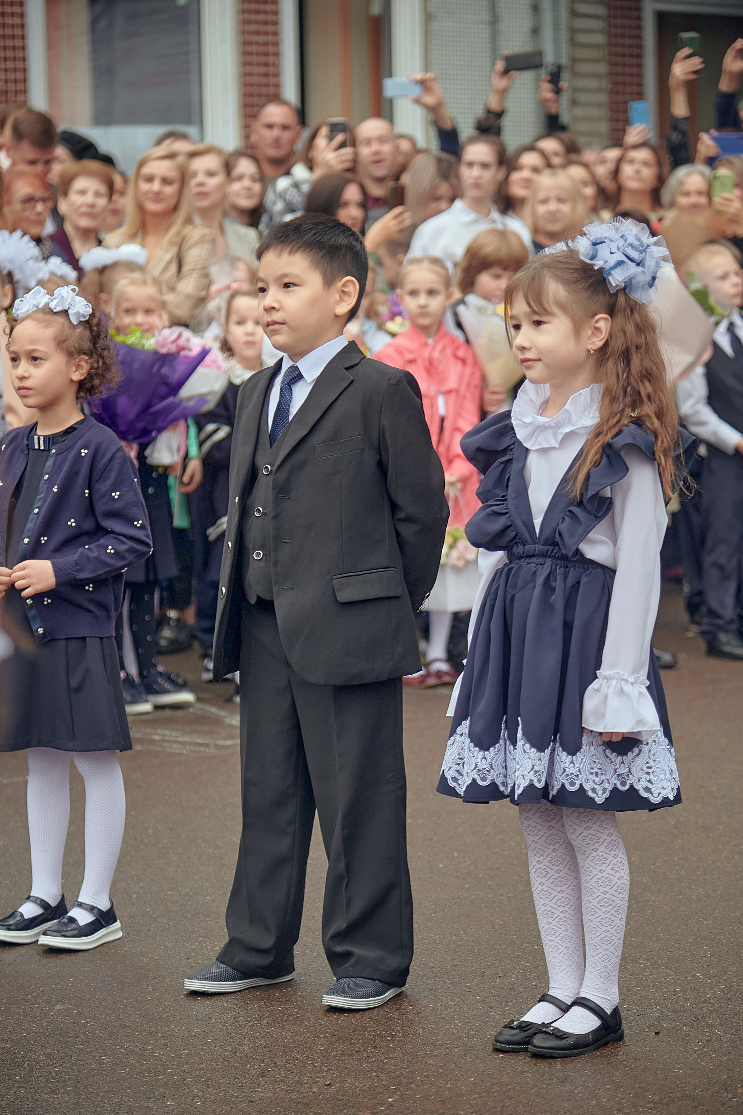 Портфолио репортажной фотосъёмки: 1 сентября в школе № 149. Фотограф Яковлев Роман — Красноярск