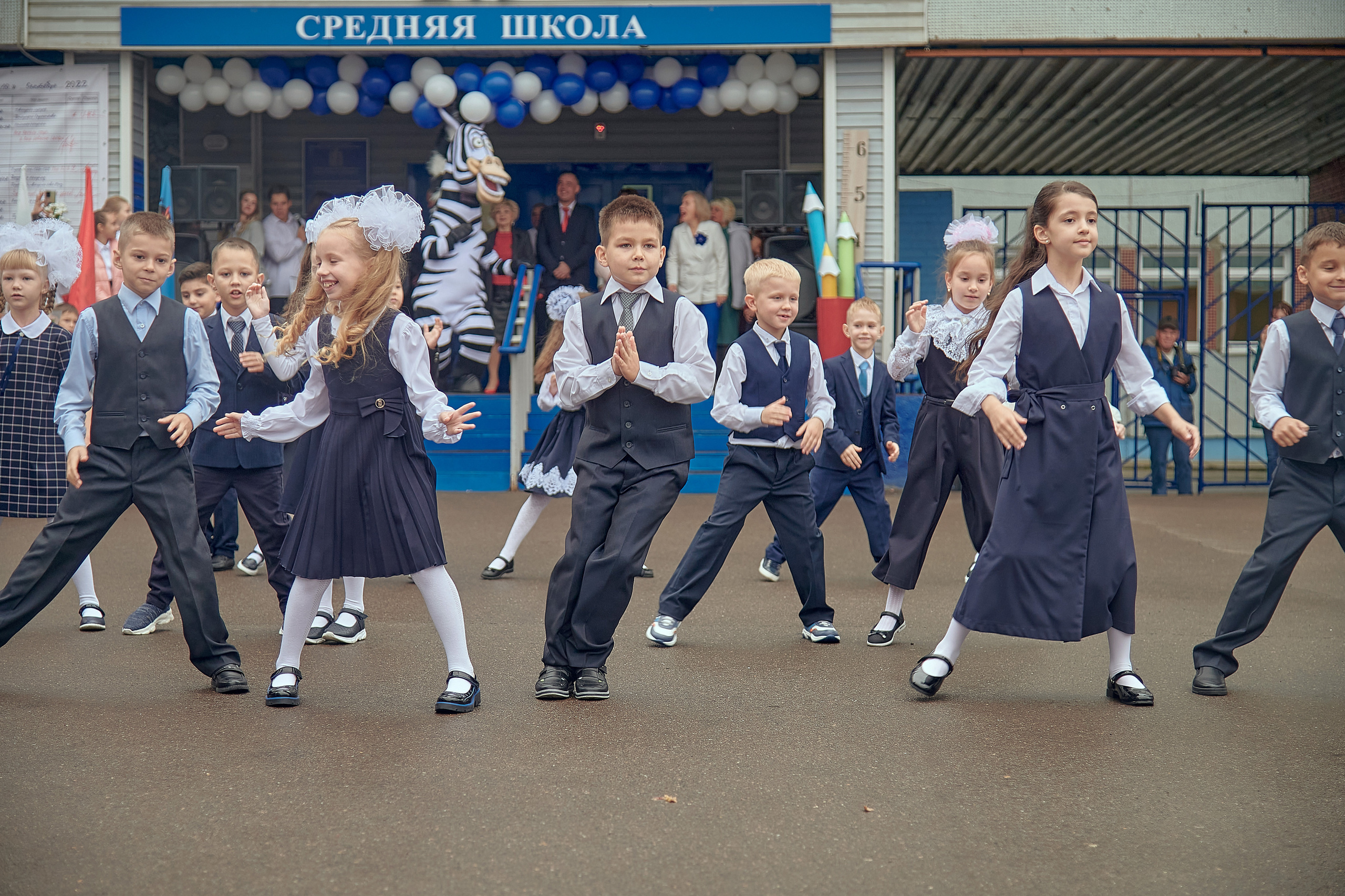 Портфолио репортажной фотосъёмки: 1 сентября в школе № 149. Фотограф Яковлев Роман — Красноярск