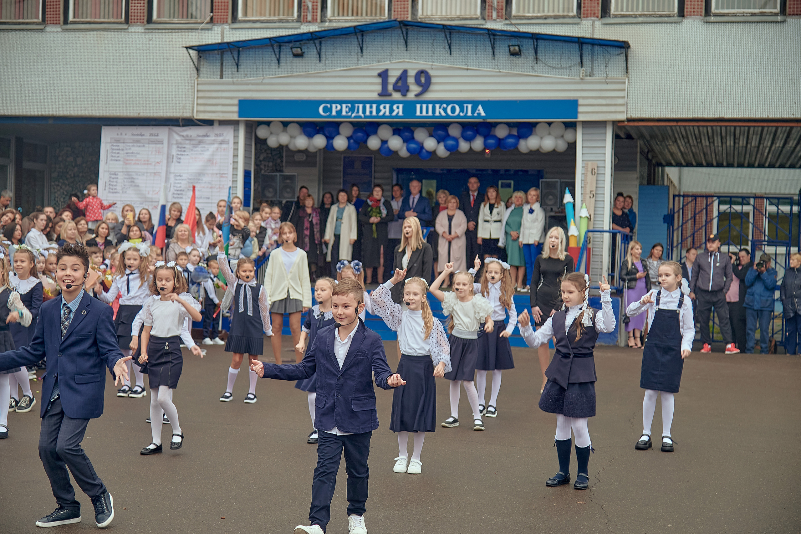 Портфолио репортажной фотосъёмки: 1 сентября в школе № 149. Фотограф Яковлев Роман — Красноярск