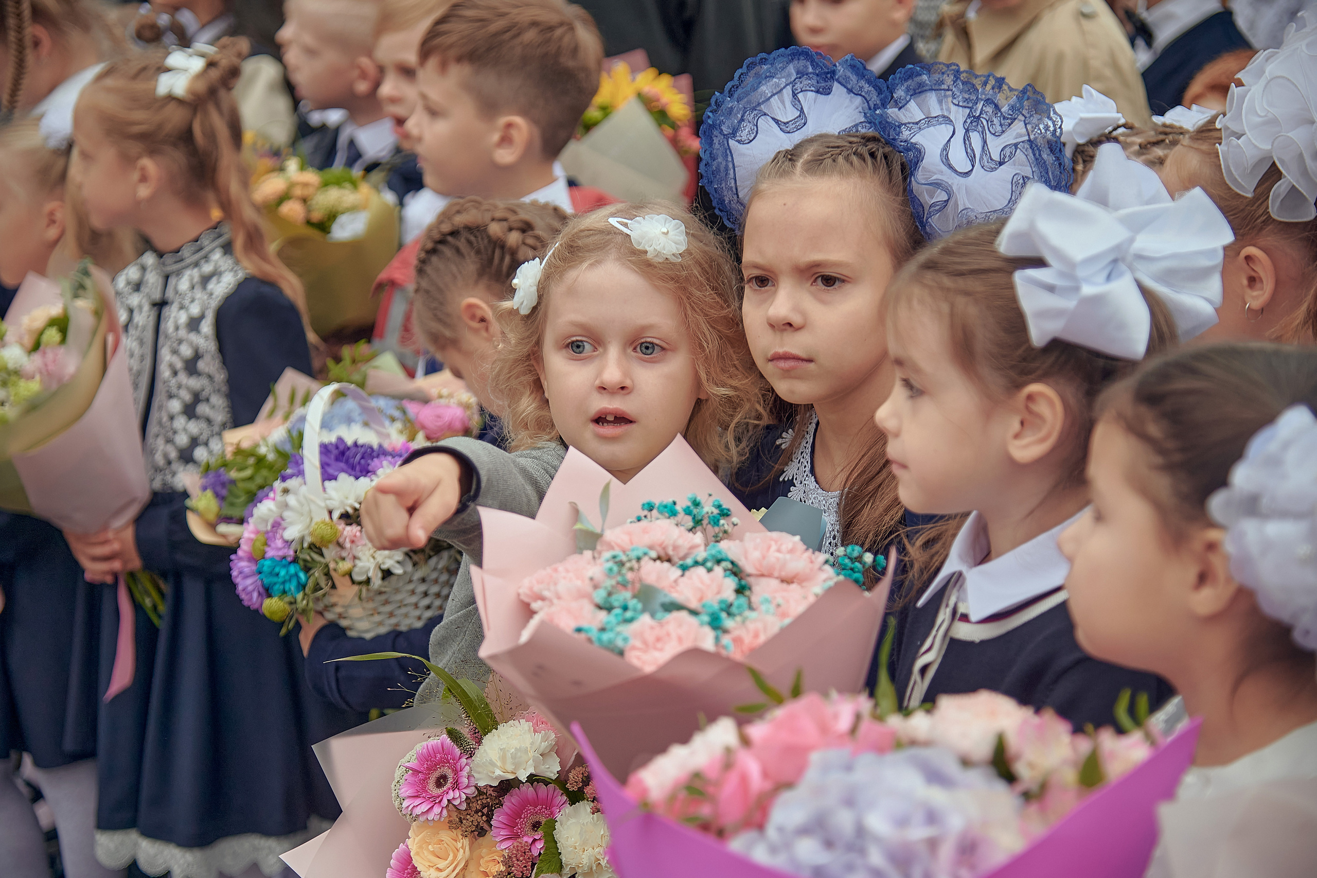 Портфолио репортажной фотосъёмки: 1 сентября в школе № 149. Фотограф Яковлев Роман — Красноярск