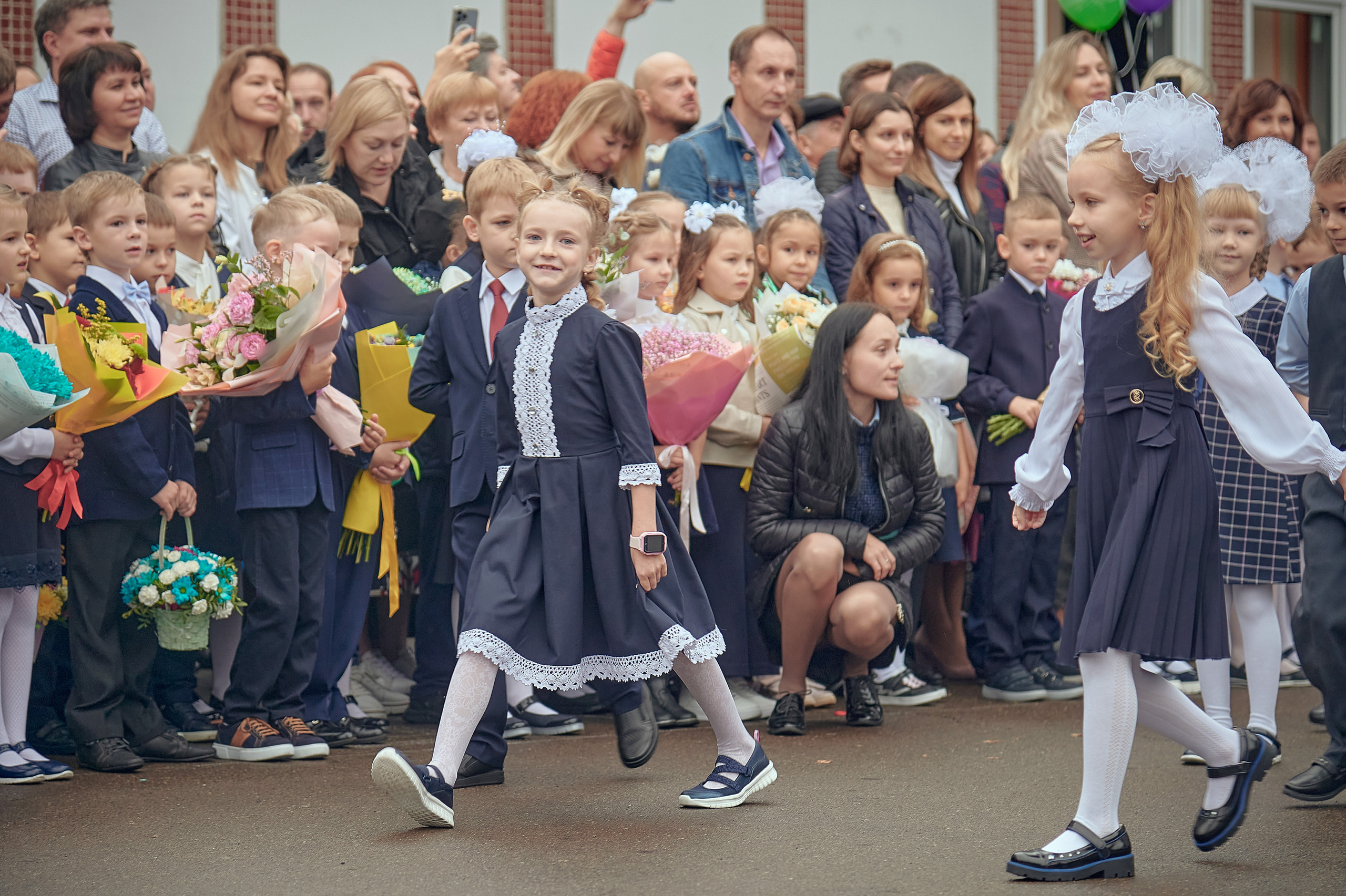 Портфолио репортажной фотосъёмки: 1 сентября в школе № 149. Фотограф Яковлев Роман — Красноярск