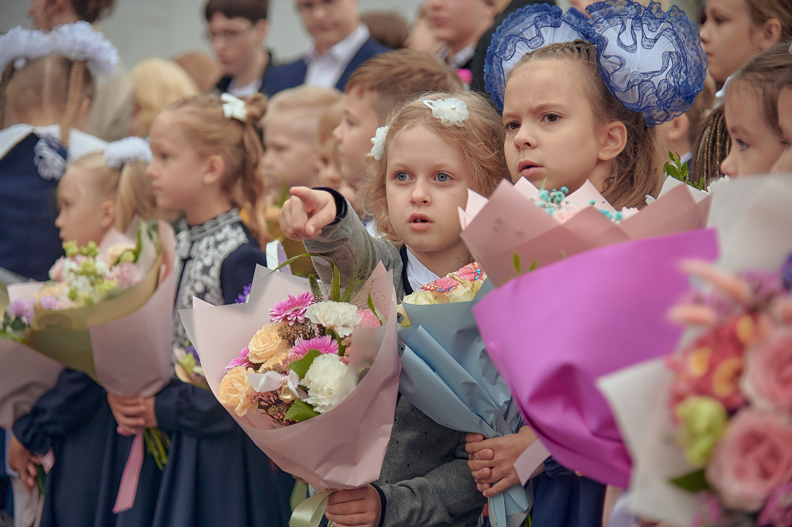 Портфолио репортажной фотосъёмки: 1 сентября в школе № 149. Фотограф Яковлев Роман — Красноярск