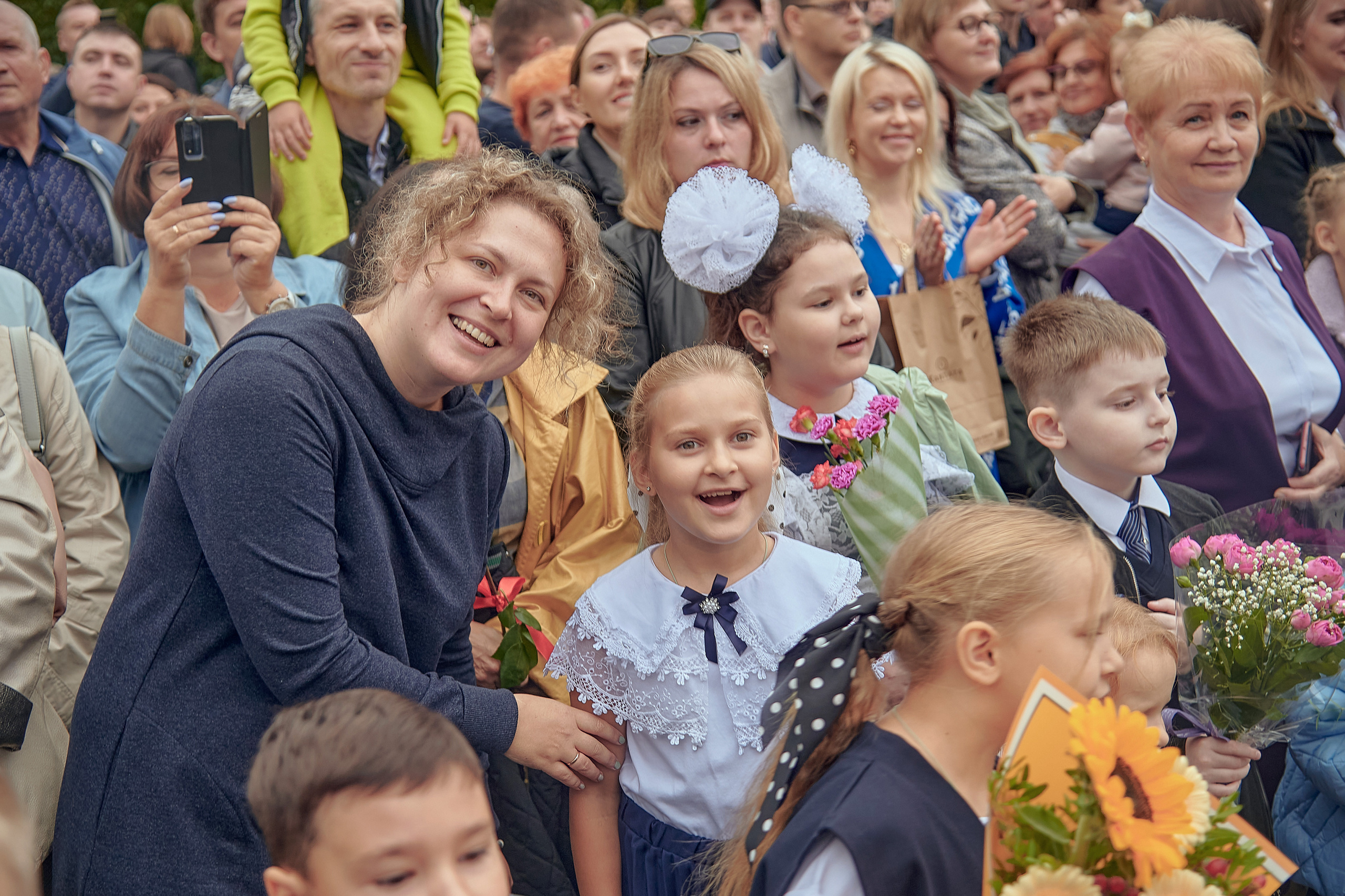 Портфолио репортажной фотосъёмки: 1 сентября в школе № 149. Фотограф Яковлев Роман — Красноярск