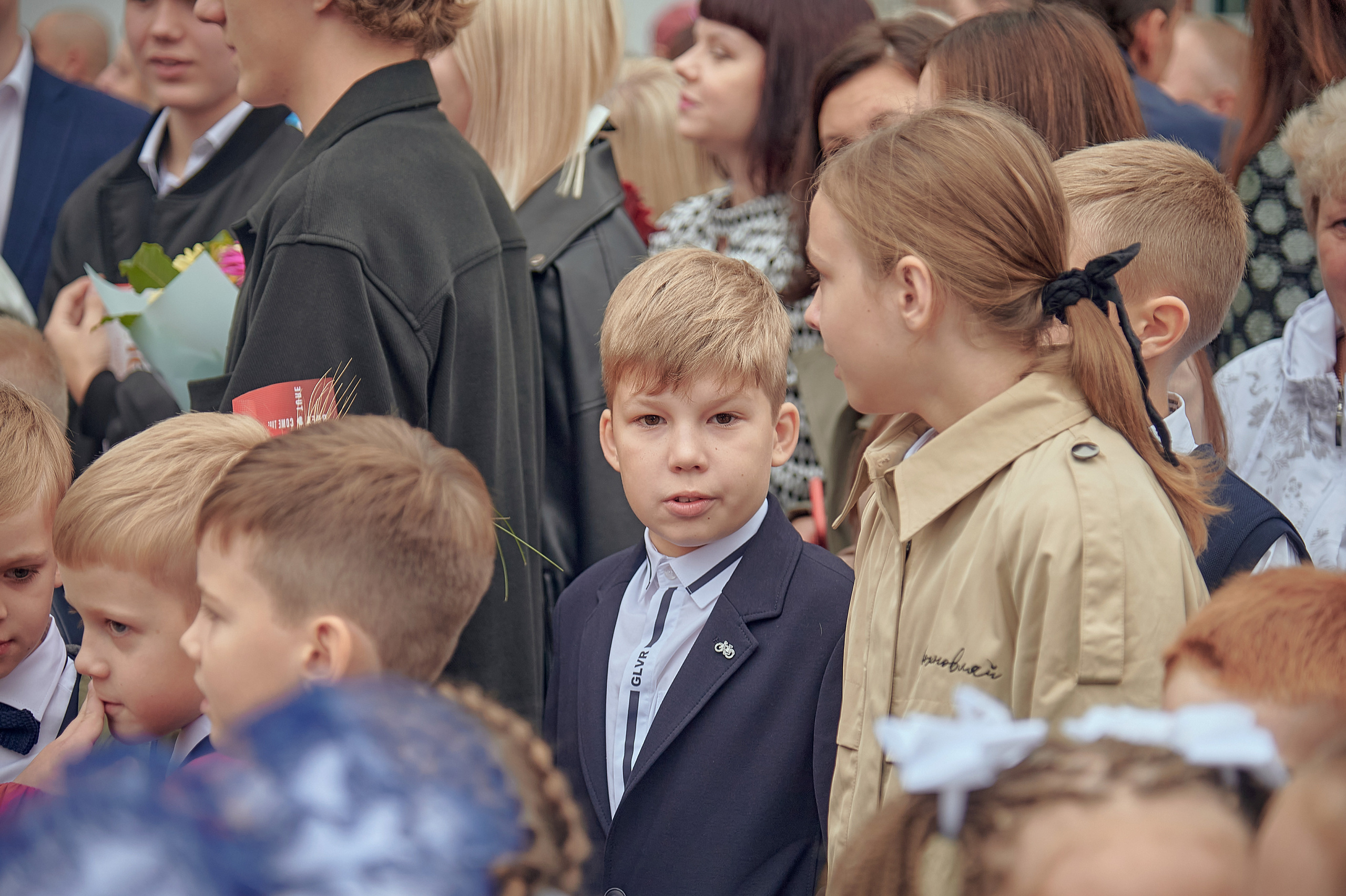 Портфолио репортажной фотосъёмки: 1 сентября в школе № 149. Фотограф Яковлев Роман — Красноярск