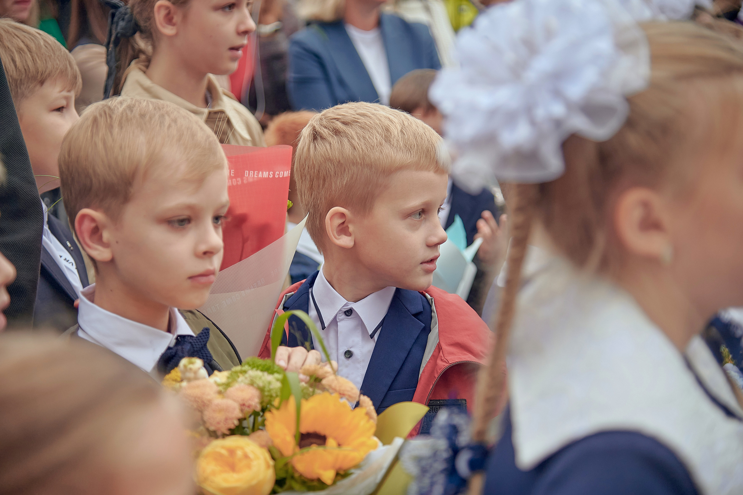 Портфолио репортажной фотосъёмки: 1 сентября в школе № 149. Фотограф Яковлев Роман — Красноярск