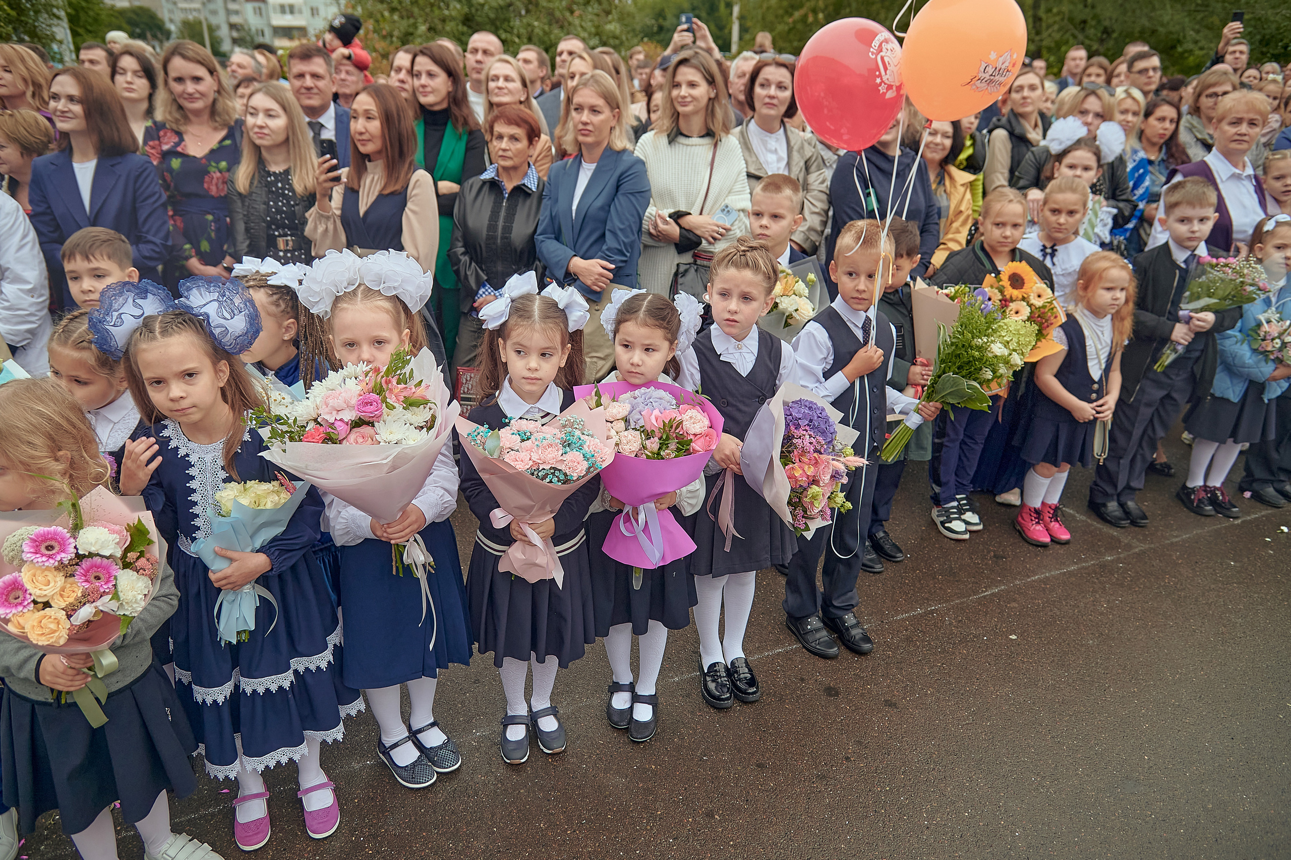 Портфолио репортажной фотосъёмки: 1 сентября в школе № 149. Фотограф Яковлев Роман — Красноярск