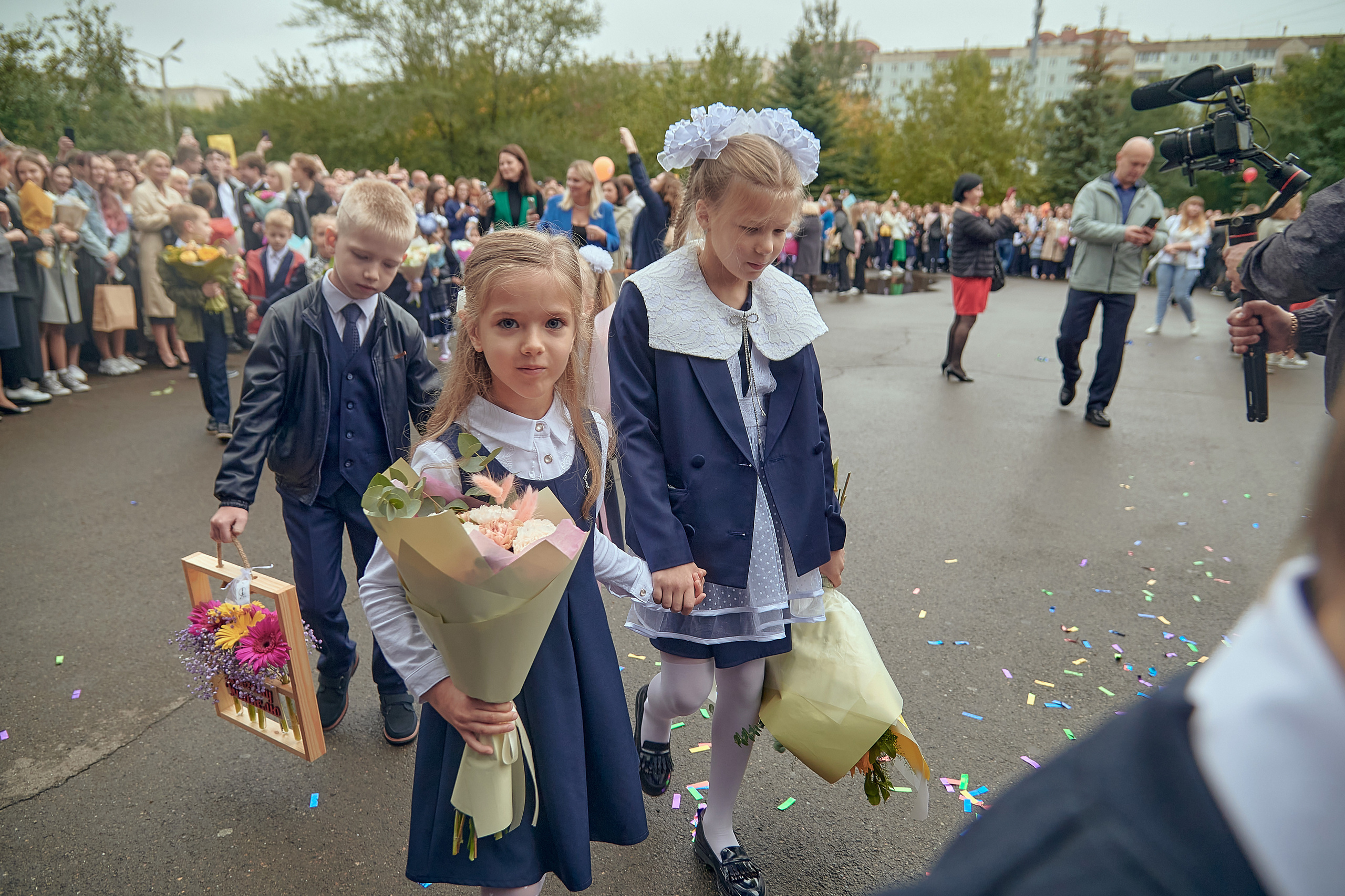 Портфолио репортажной фотосъёмки: 1 сентября в школе № 149. Фотограф Яковлев Роман — Красноярск