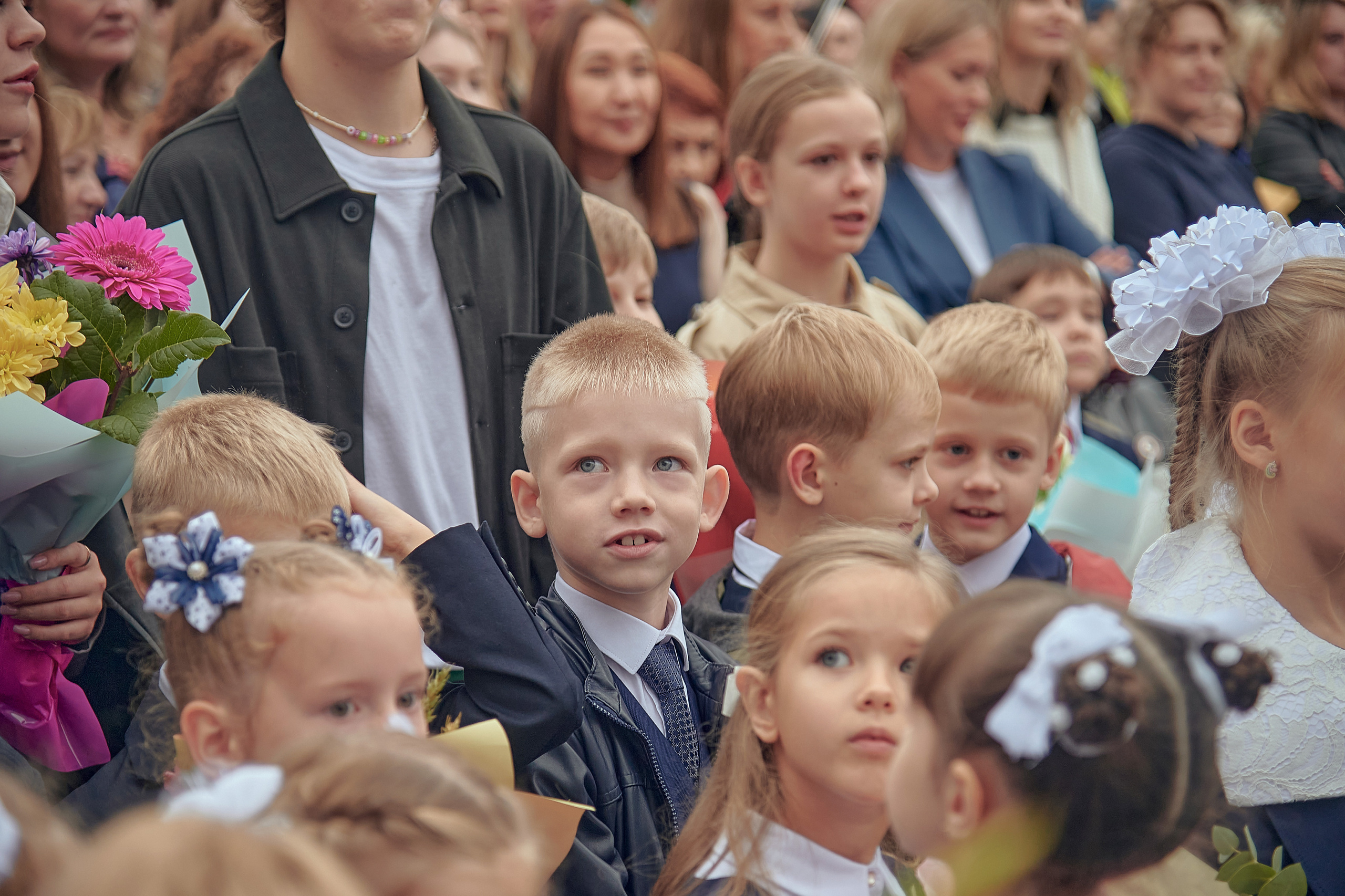 Портфолио репортажной фотосъёмки: 1 сентября в школе № 149. Фотограф Яковлев Роман — Красноярск