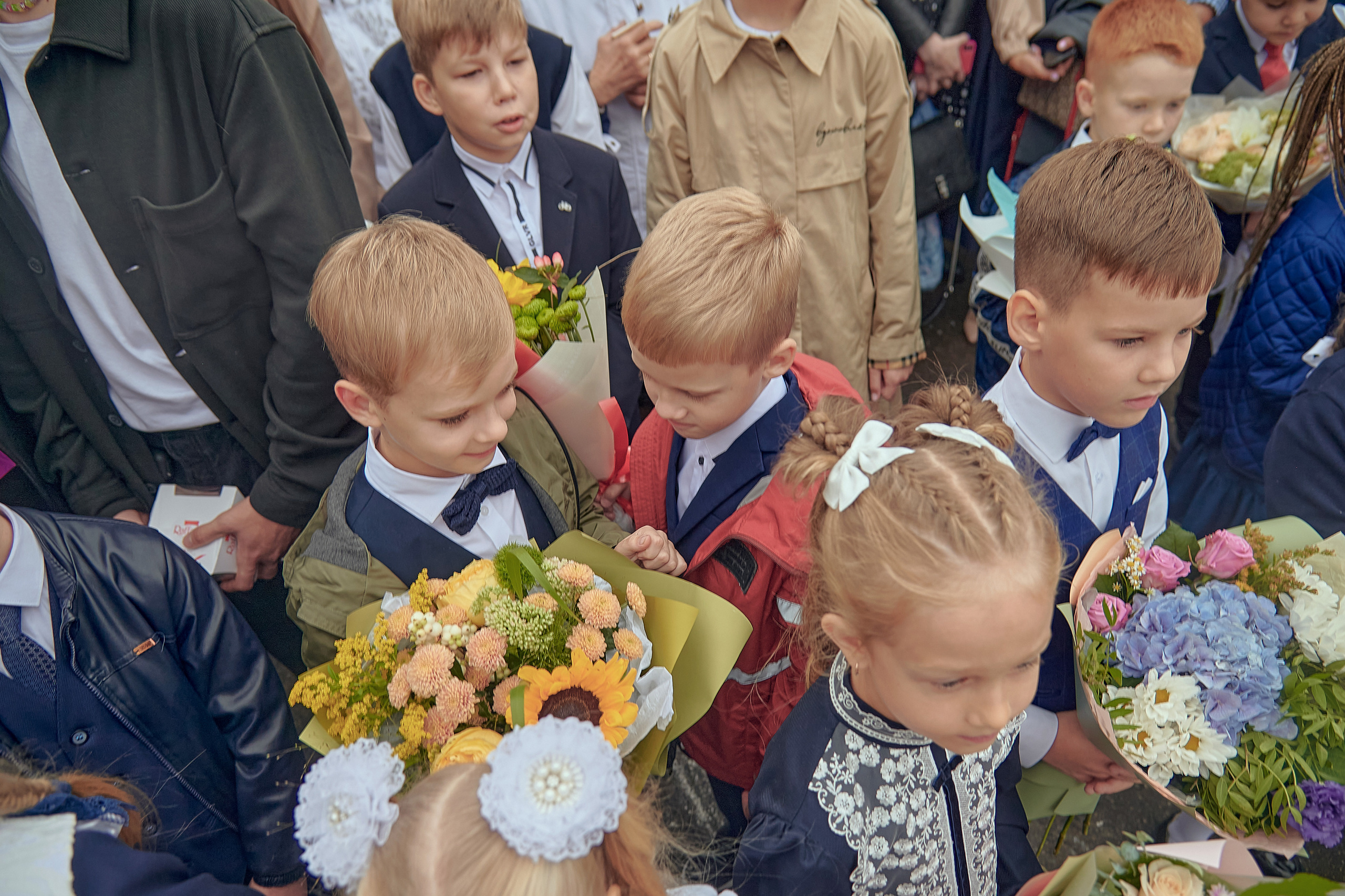 Портфолио репортажной фотосъёмки: 1 сентября в школе № 149. Фотограф Яковлев Роман — Красноярск