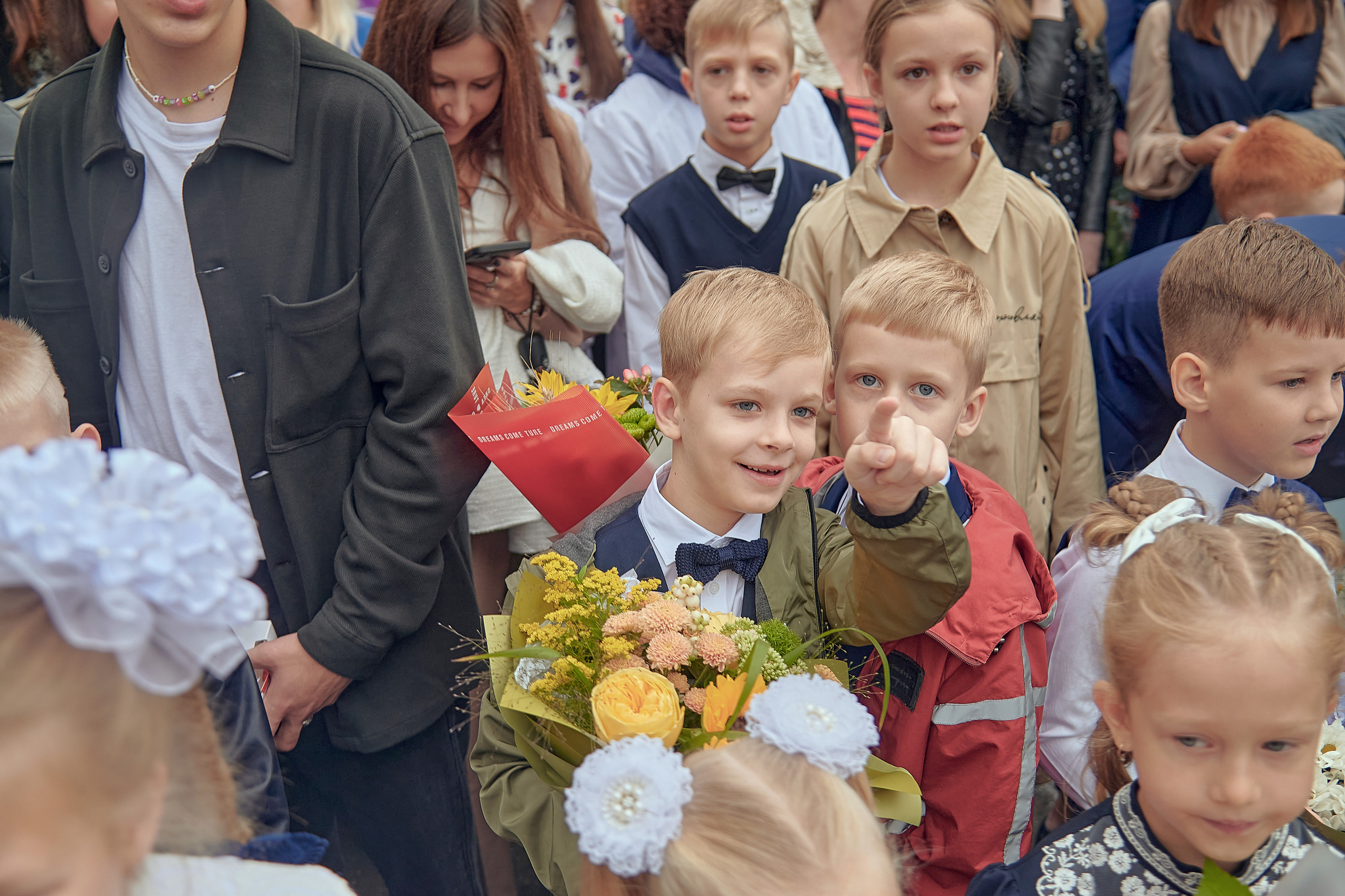 Портфолио репортажной фотосъёмки: 1 сентября в школе № 149. Фотограф Яковлев Роман — Красноярск