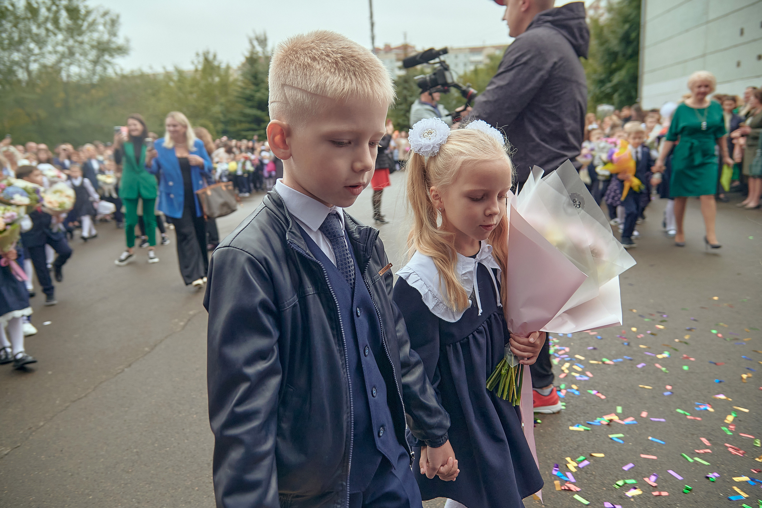 Портфолио репортажной фотосъёмки: 1 сентября в школе № 149. Фотограф Яковлев Роман — Красноярск