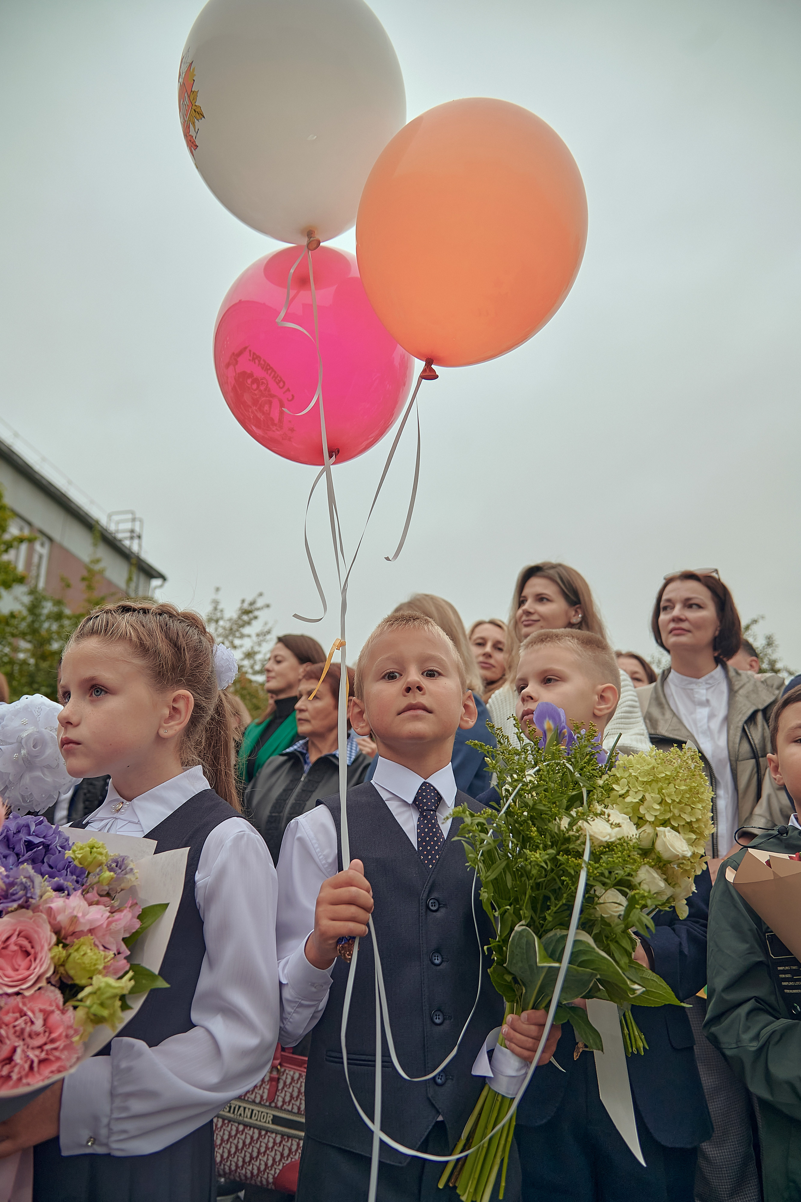 Портфолио репортажной фотосъёмки: 1 сентября в школе № 149. Фотограф Яковлев Роман — Красноярск