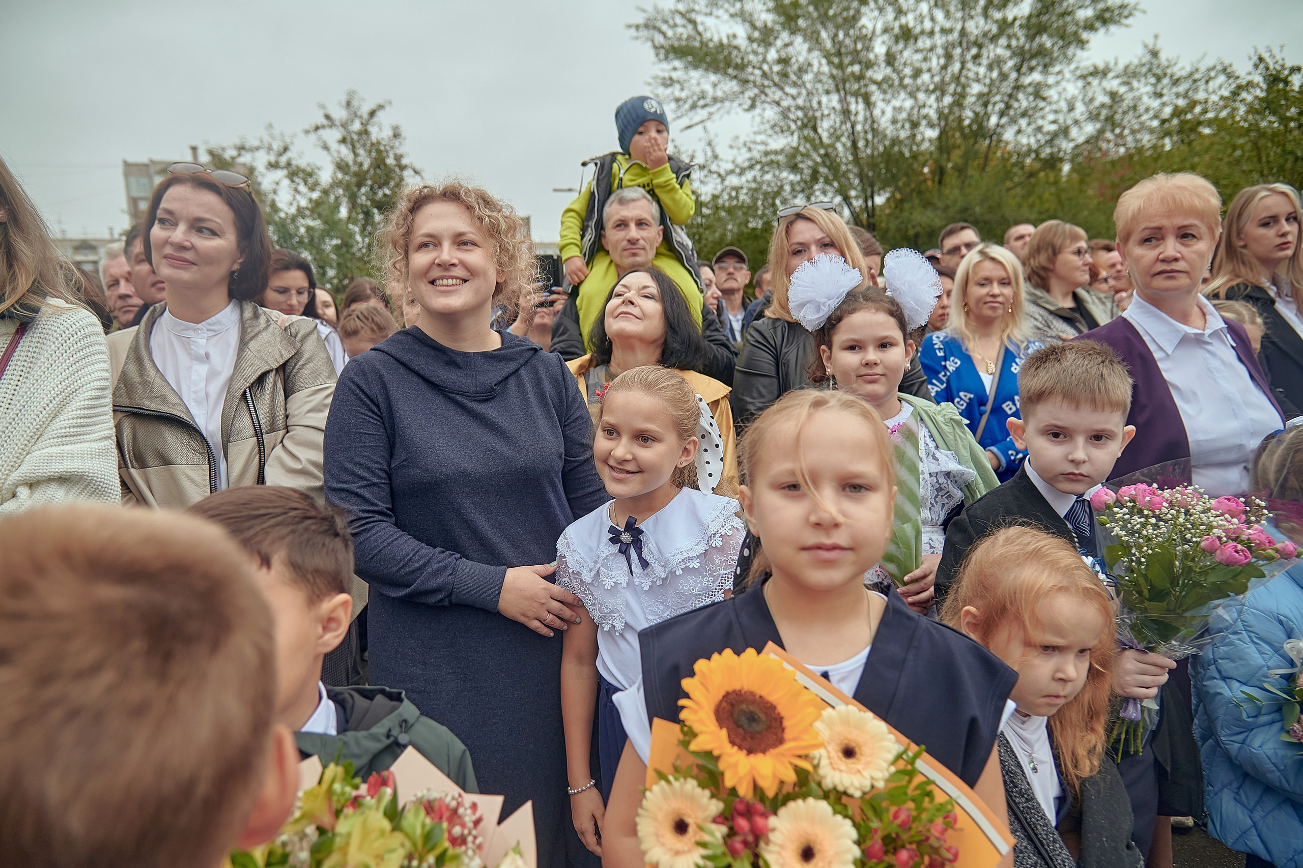 Портфолио репортажной фотосъёмки: 1 сентября в школе № 149. Фотограф Яковлев Роман — Красноярск