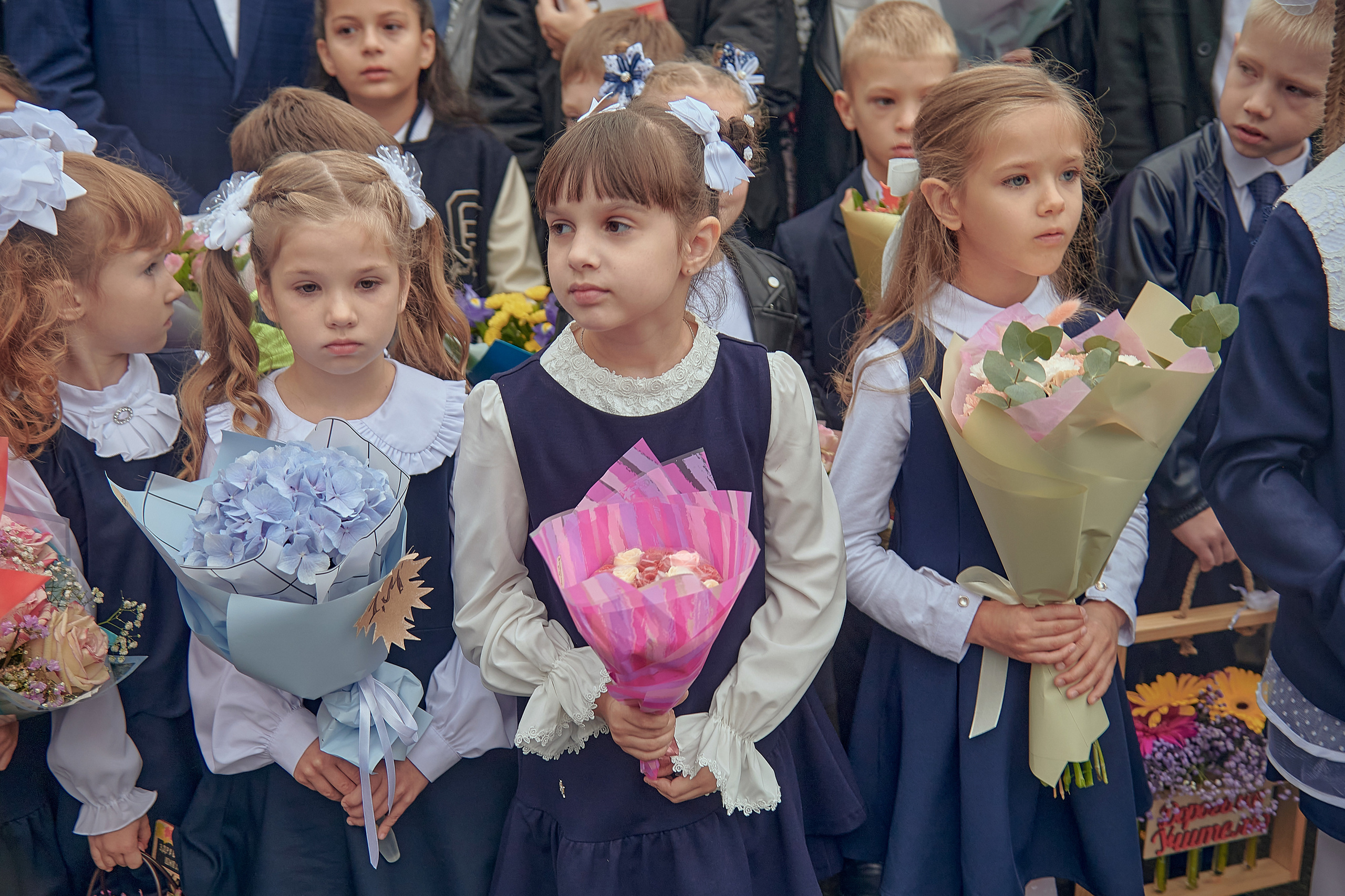 Портфолио репортажной фотосъёмки: 1 сентября в школе № 149. Фотограф Яковлев Роман — Красноярск