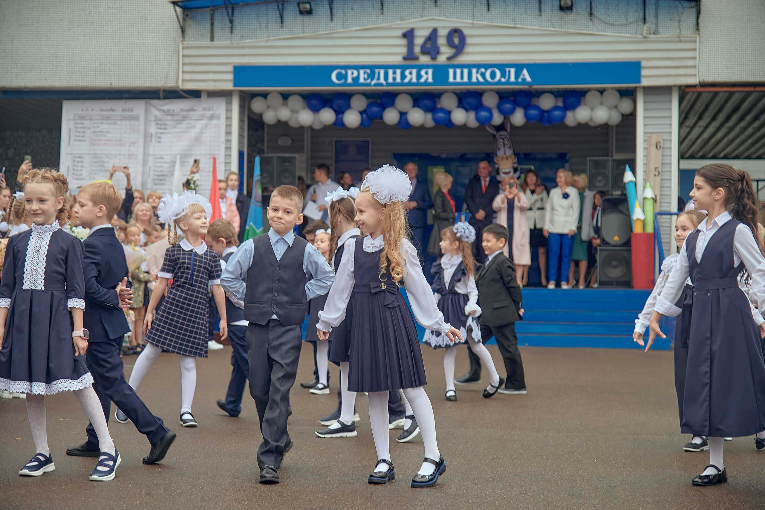 Портфолио репортажной фотосъёмки: 1 сентября в школе № 149. Фотограф Яковлев Роман — Красноярск