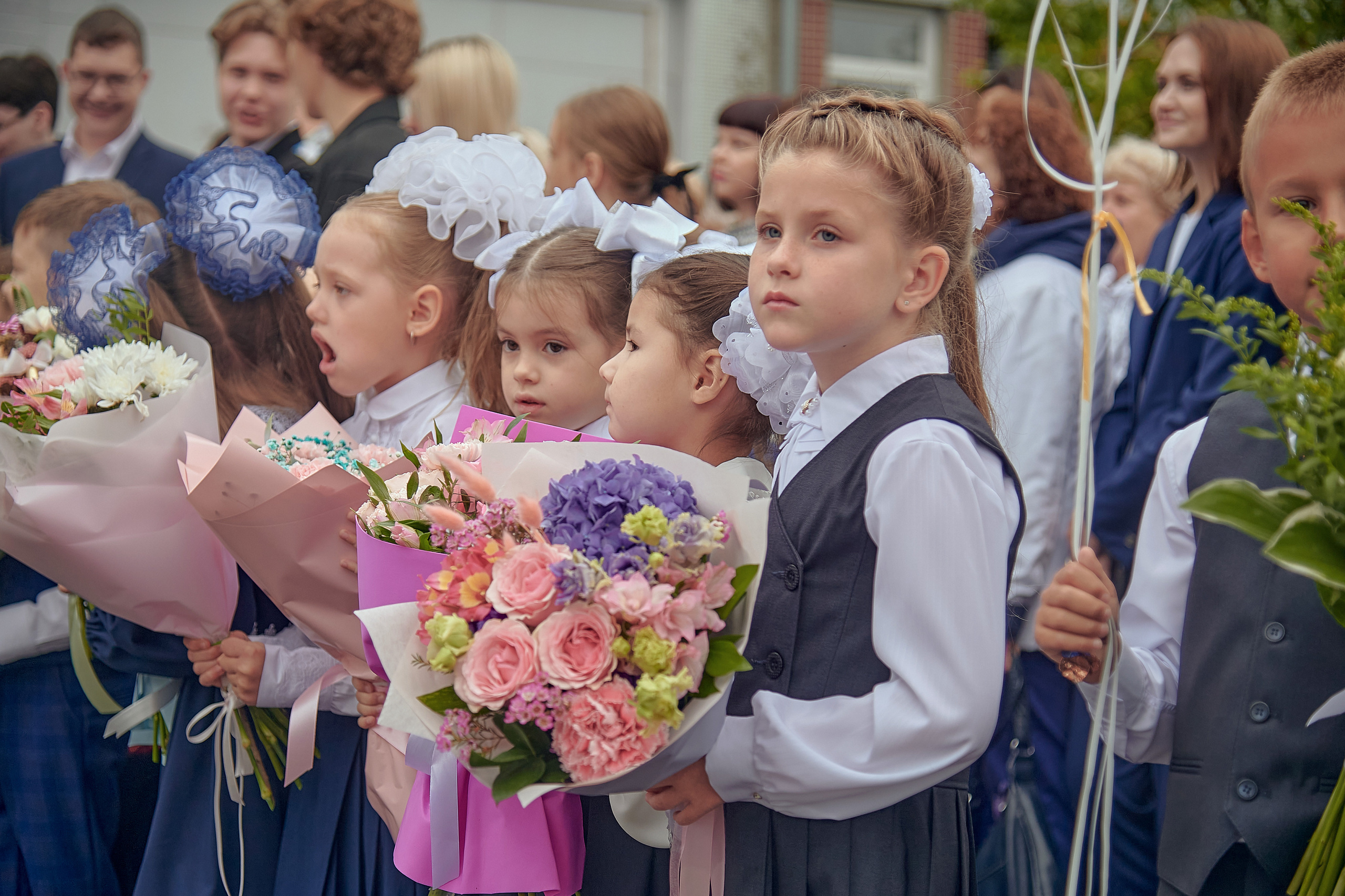 Портфолио репортажной фотосъёмки: 1 сентября в школе № 149. Фотограф Яковлев Роман — Красноярск