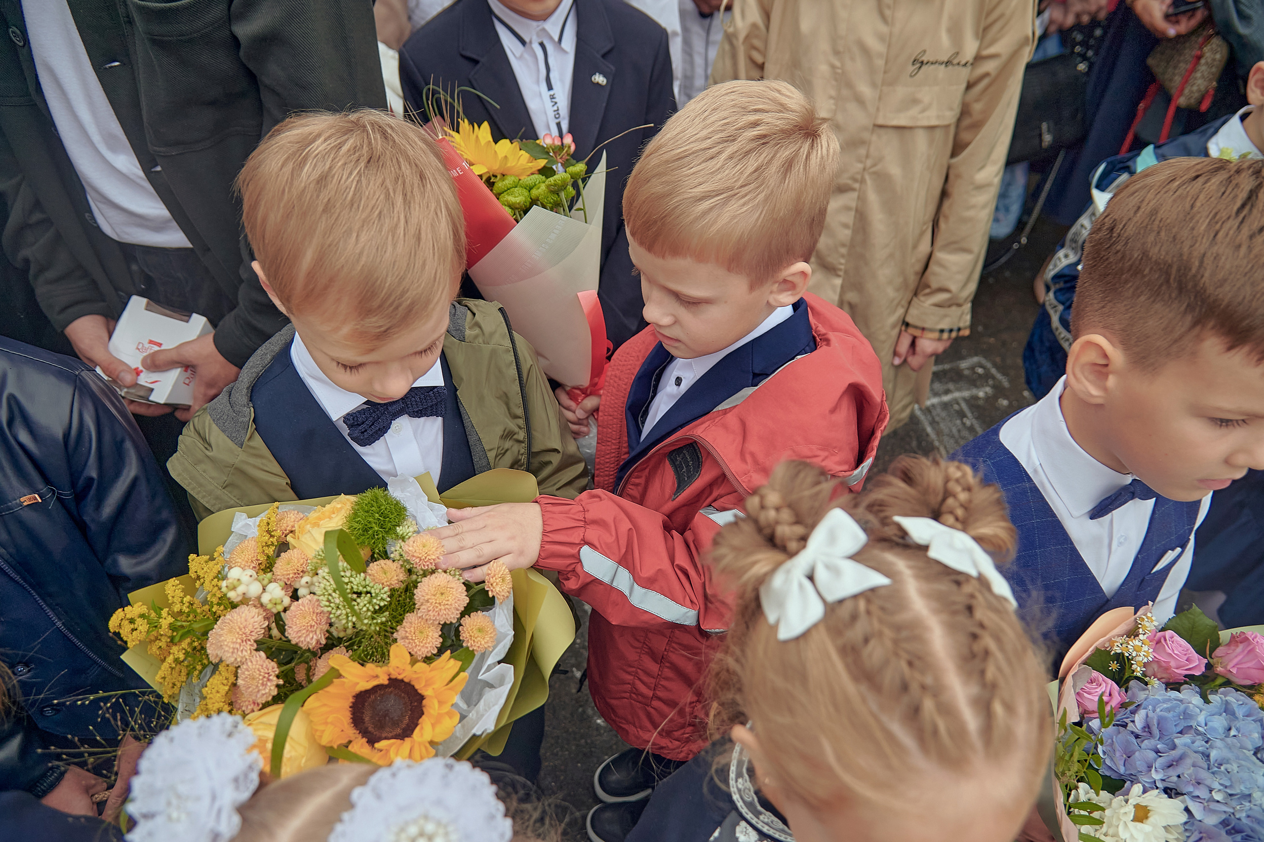 Портфолио репортажной фотосъёмки: 1 сентября в школе № 149. Фотограф Яковлев Роман — Красноярск