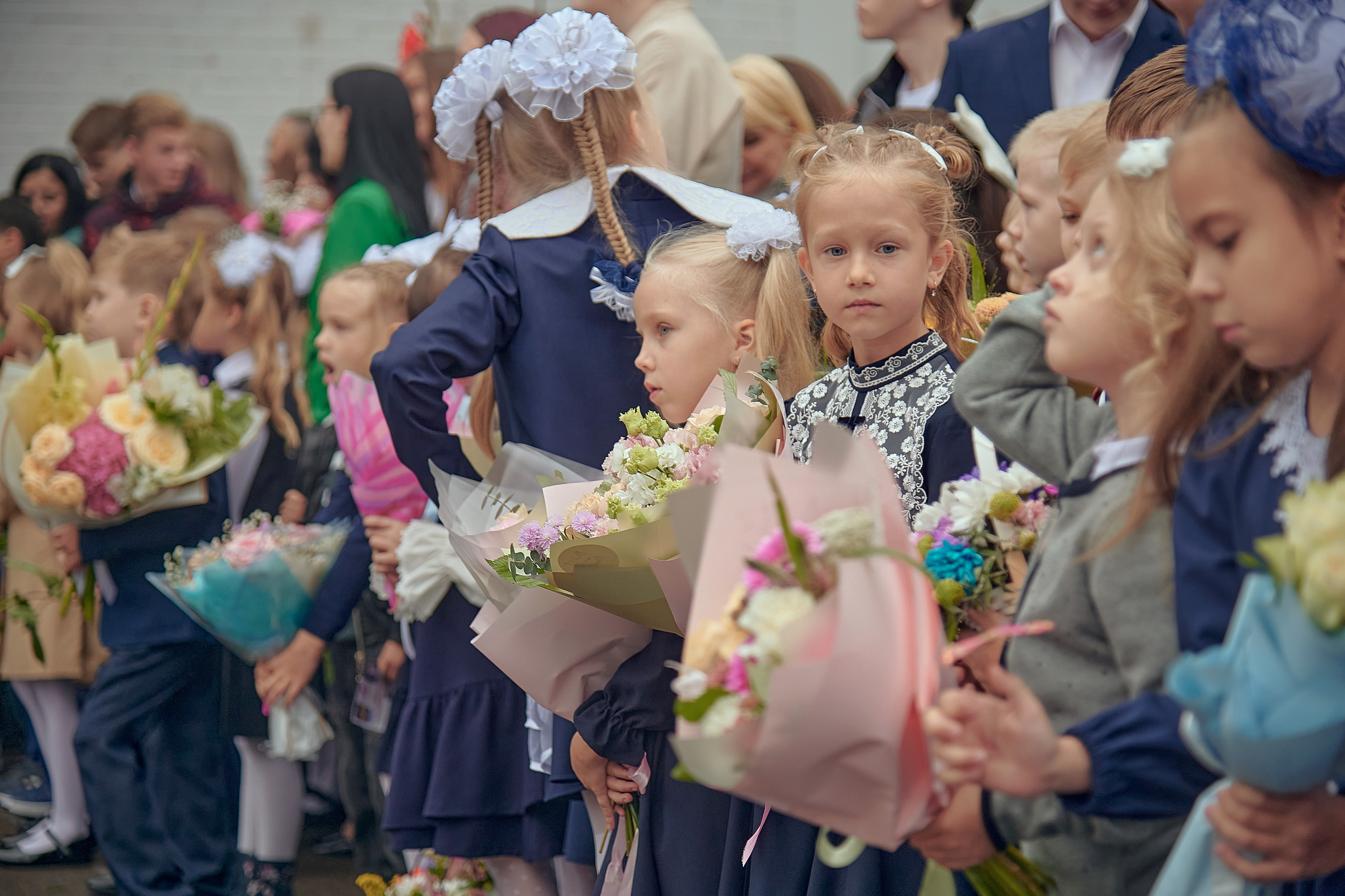Портфолио репортажной фотосъёмки: 1 сентября в школе № 149. Фотограф Яковлев Роман — Красноярск