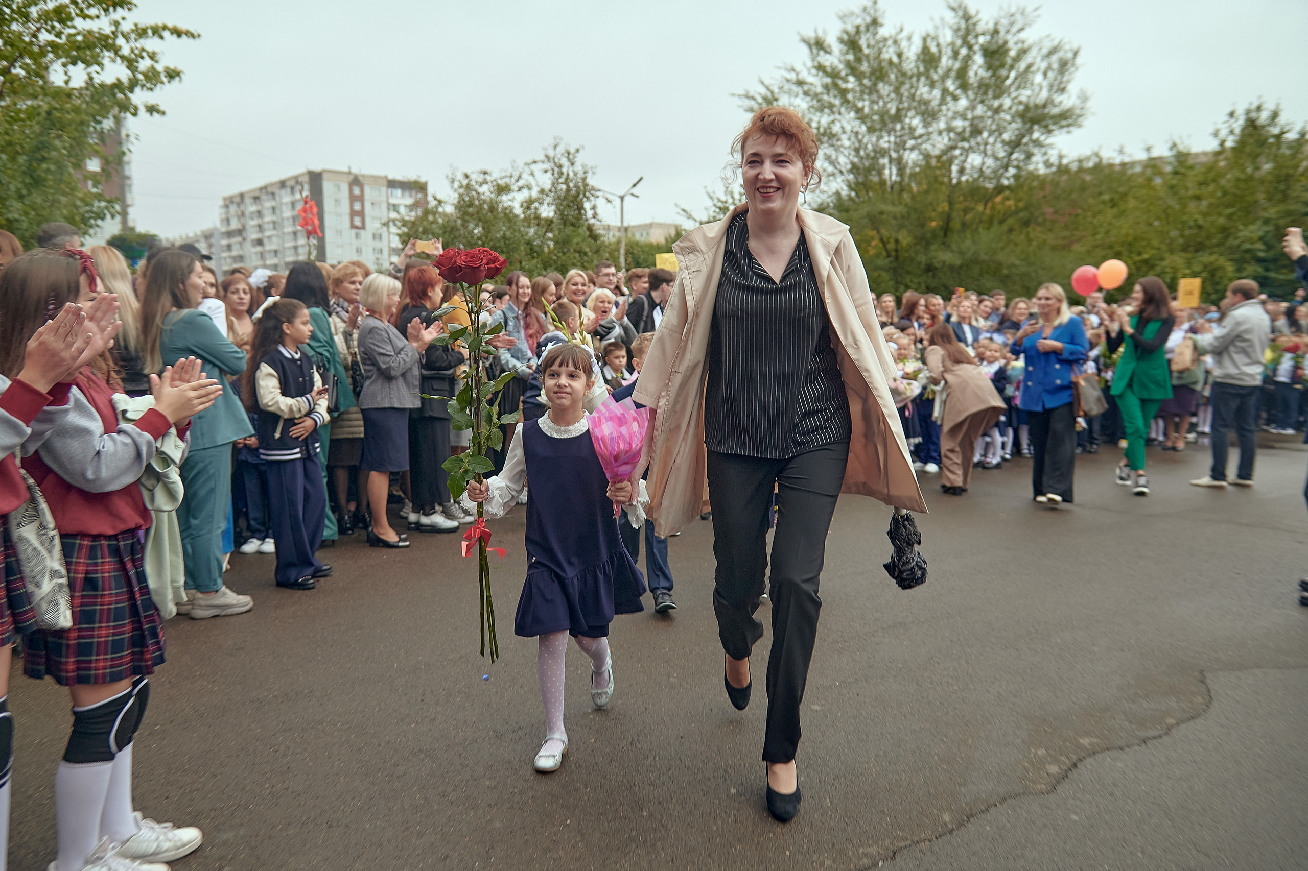 Портфолио репортажной фотосъёмки: 1 сентября в школе № 149. Фотограф Яковлев Роман — Красноярск