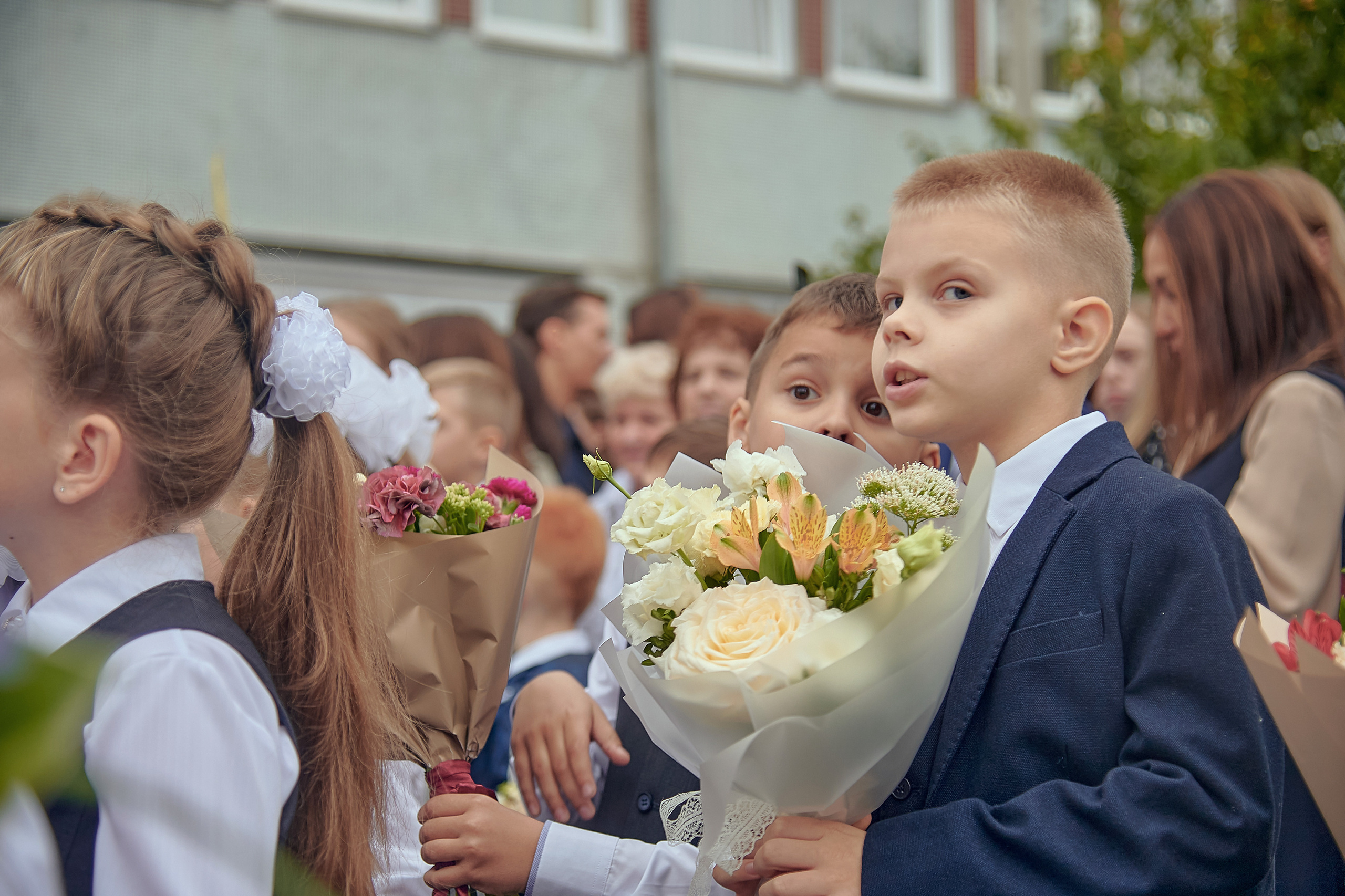 Портфолио репортажной фотосъёмки: 1 сентября в школе № 149. Фотограф Яковлев Роман — Красноярск