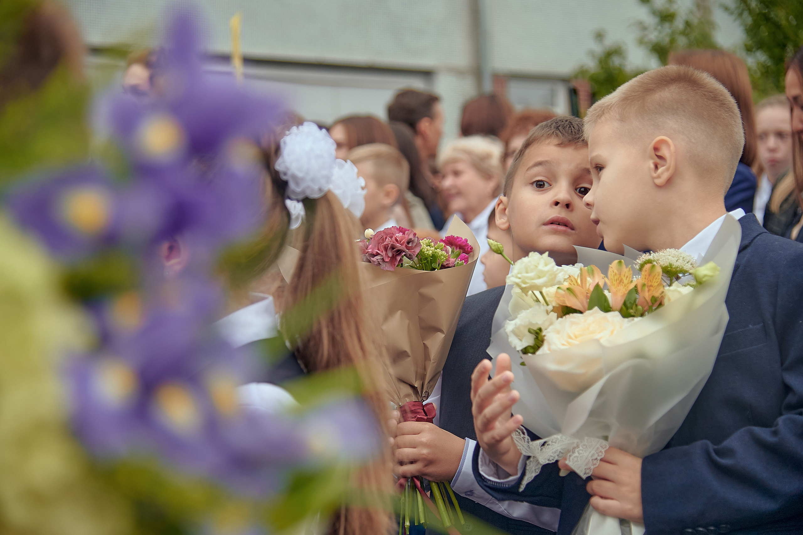 Портфолио репортажной фотосъёмки: 1 сентября в школе № 149. Фотограф Яковлев Роман — Красноярск