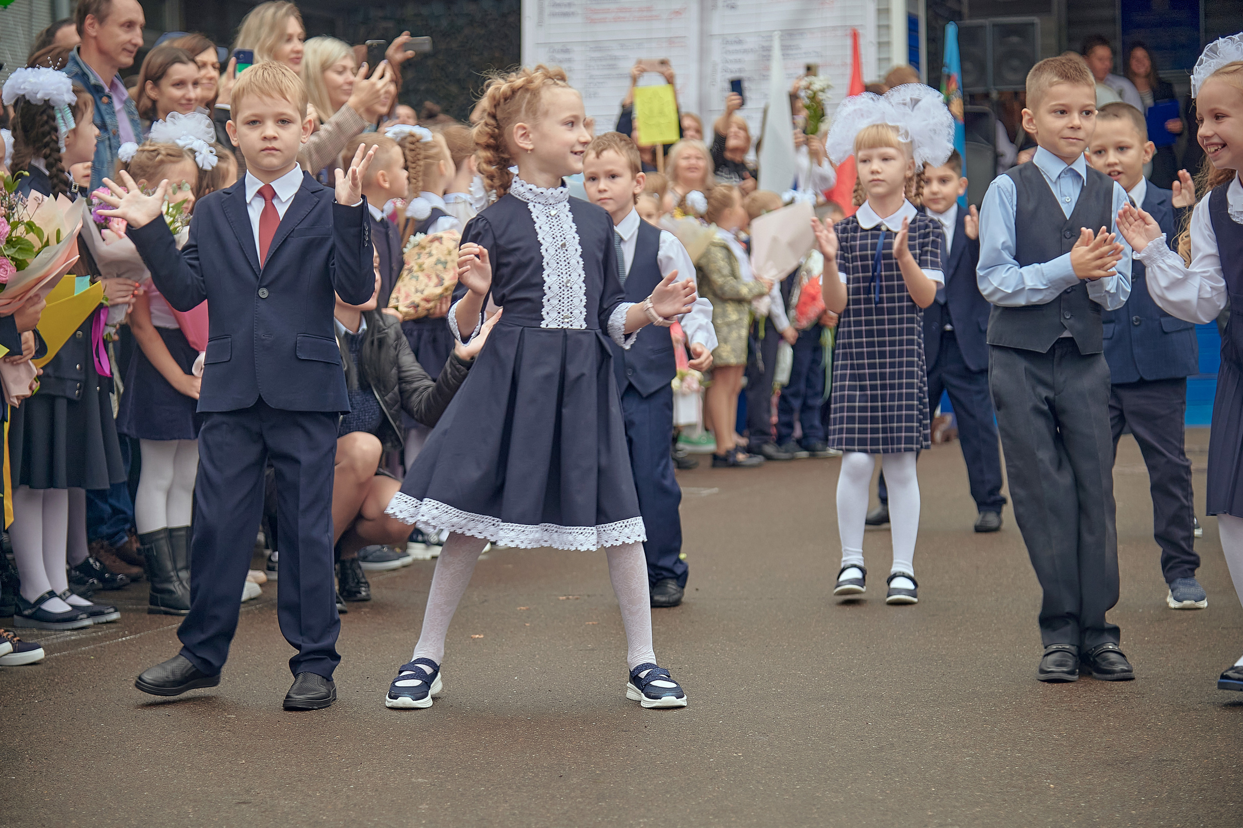 Портфолио репортажной фотосъёмки: 1 сентября в школе № 149. Фотограф Яковлев Роман — Красноярск