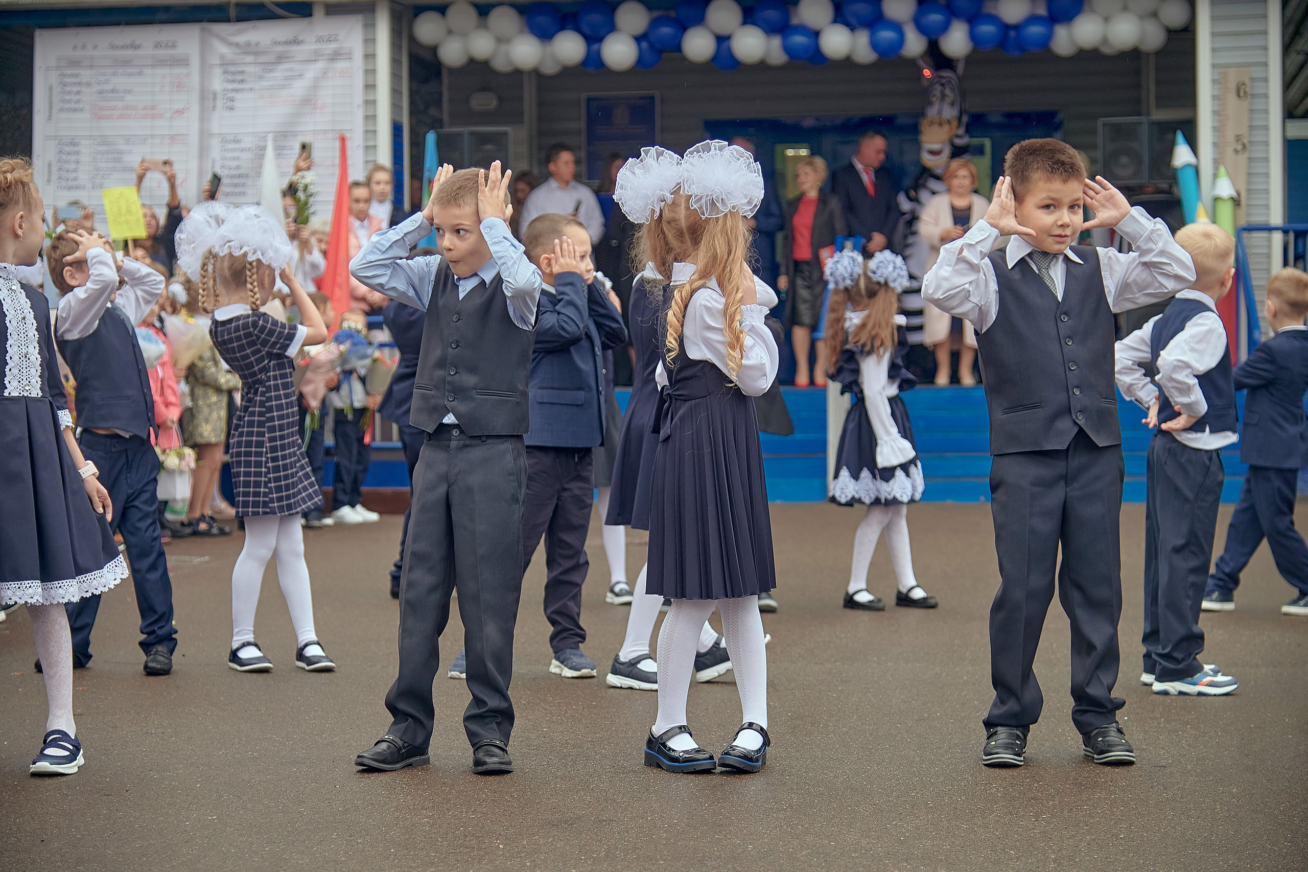 Портфолио репортажной фотосъёмки: 1 сентября в школе № 149. Фотограф Яковлев Роман — Красноярск