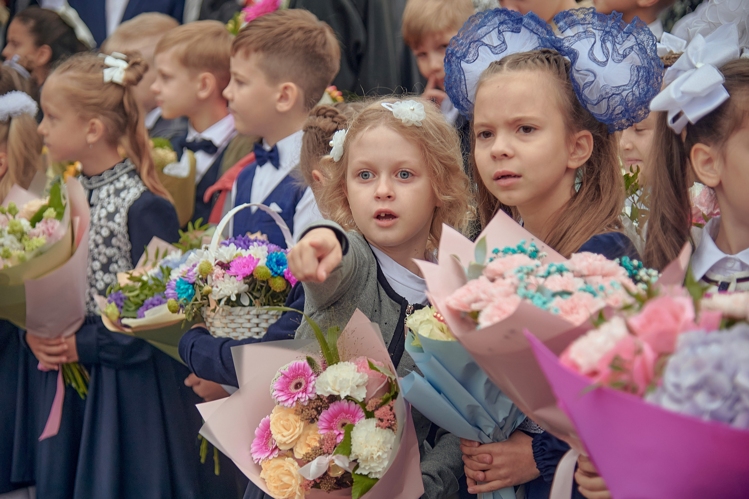 Портфолио репортажной фотосъёмки: 1 сентября в школе № 149. Фотограф Яковлев Роман — Красноярск