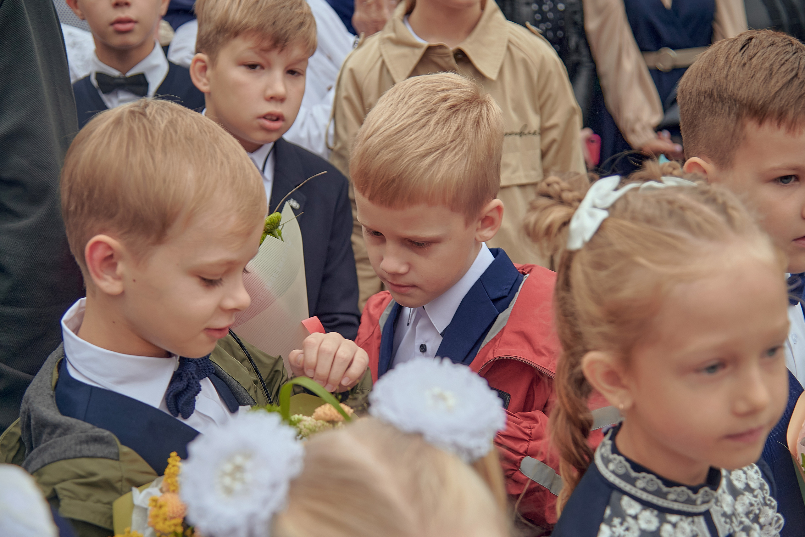 Портфолио репортажной фотосъёмки: 1 сентября в школе № 149. Фотограф Яковлев Роман — Красноярск