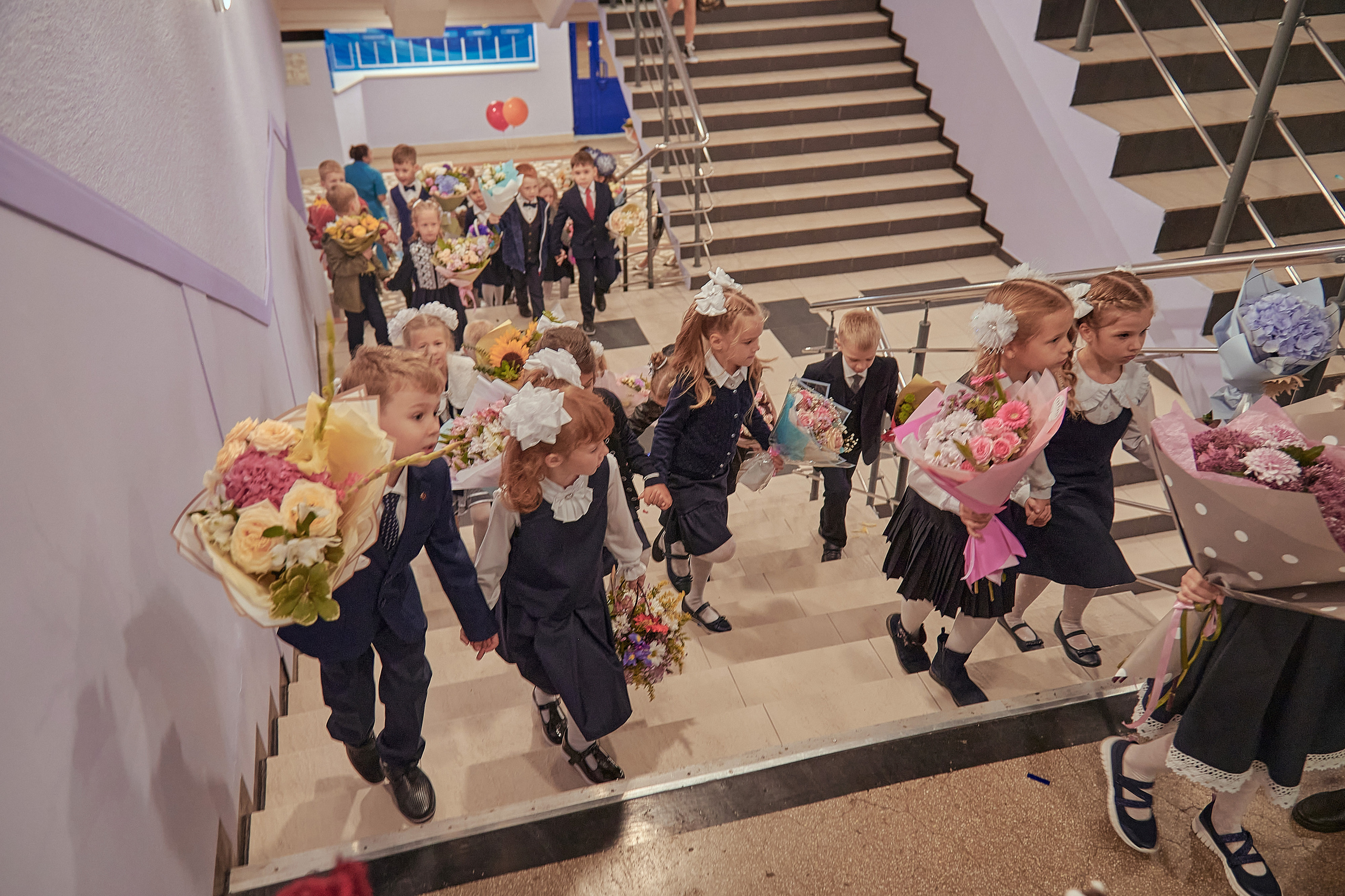 Портфолио репортажной фотосъёмки: 1 сентября в школе № 149. Фотограф Яковлев Роман — Красноярск