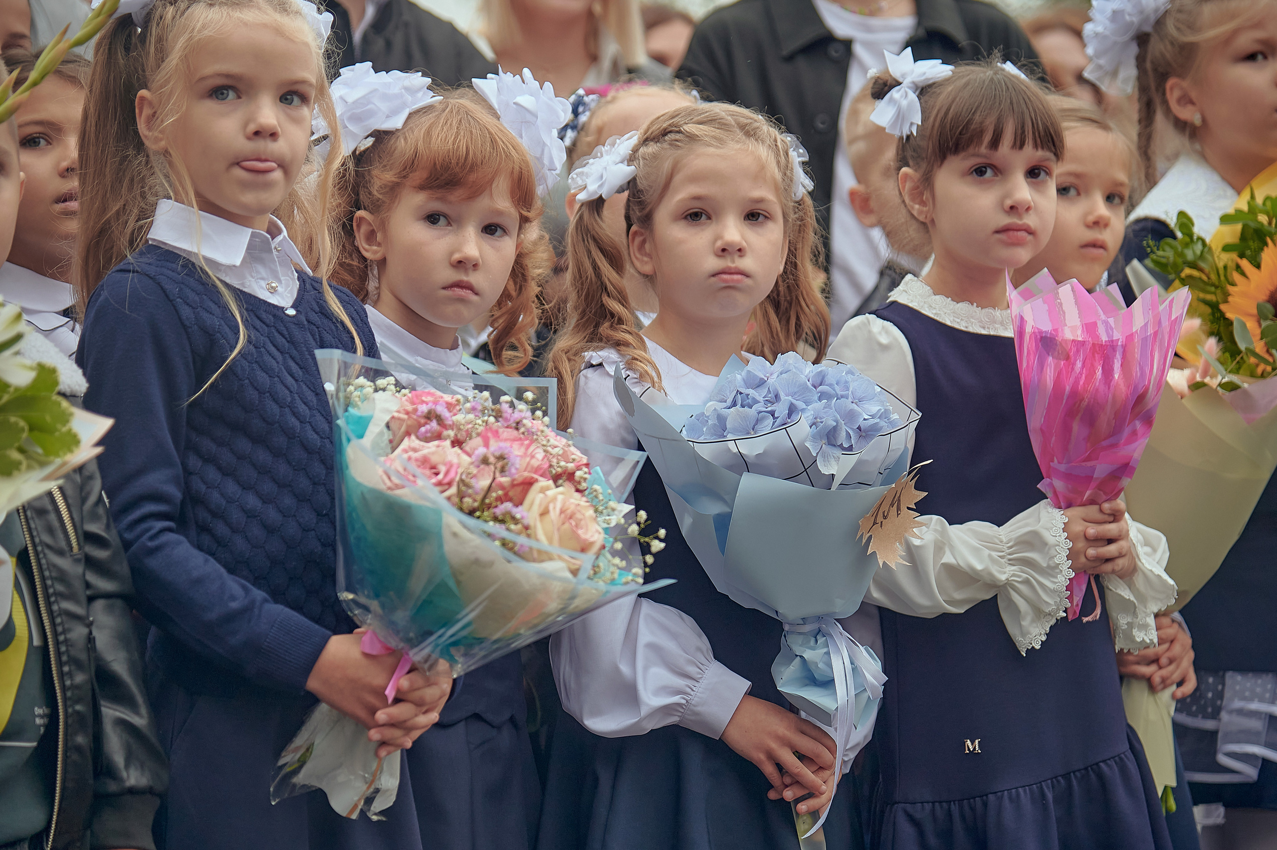 Портфолио репортажной фотосъёмки: 1 сентября в школе № 149. Фотограф Яковлев Роман — Красноярск
