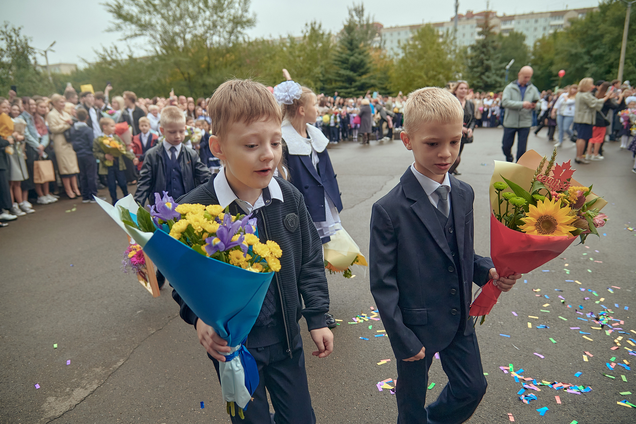 Портфолио репортажной фотосъёмки: 1 сентября в школе № 149. Фотограф Яковлев Роман — Красноярск